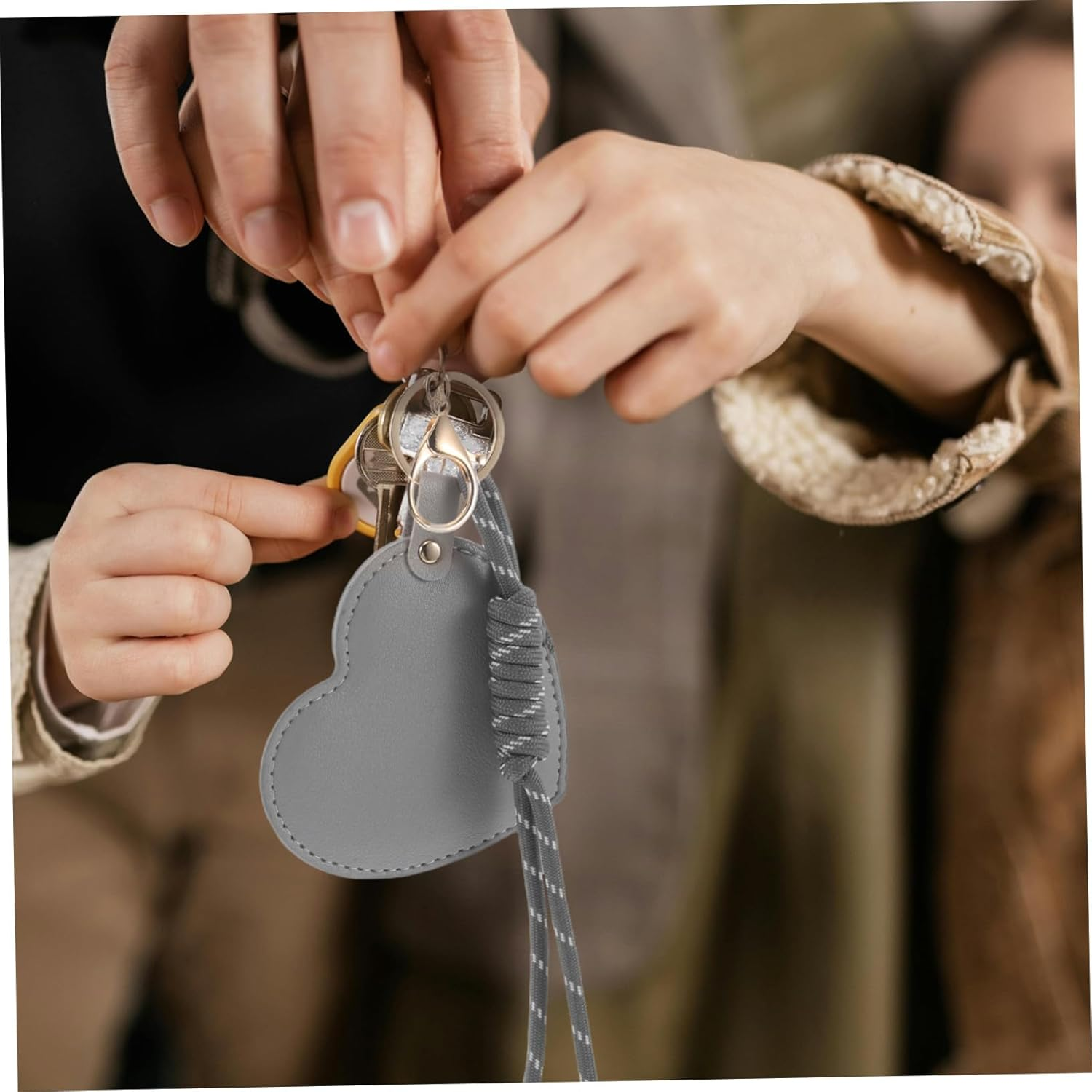 FOYTOKI 2Pcs Mini Heart Shaped Compact Mirrors with PU Leather Cover Portable Travel Makeup Mirrors Keychain Wristlet for Women Scratch-Resistant Stylish Vanity Accessories for Purse And image number 5