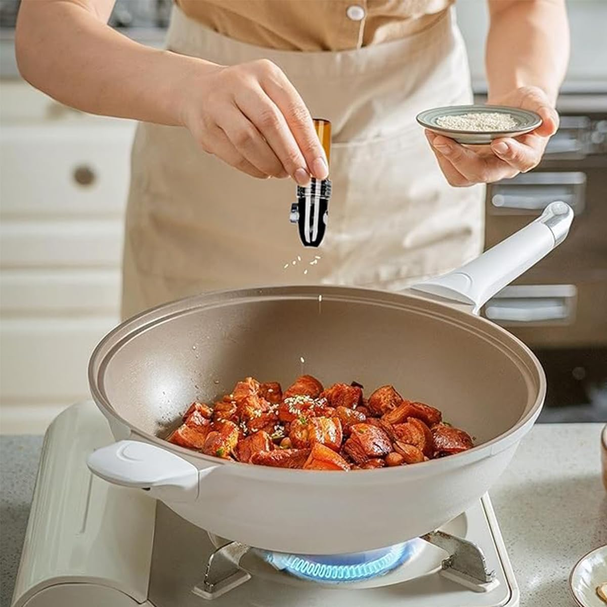 4 PCS Environmentally and Refillable Portable Spice Dispenser, with Knob Switch Storage Bottle, Salt and Pepper Shakers,Refillable Glass Bottle for Traveling