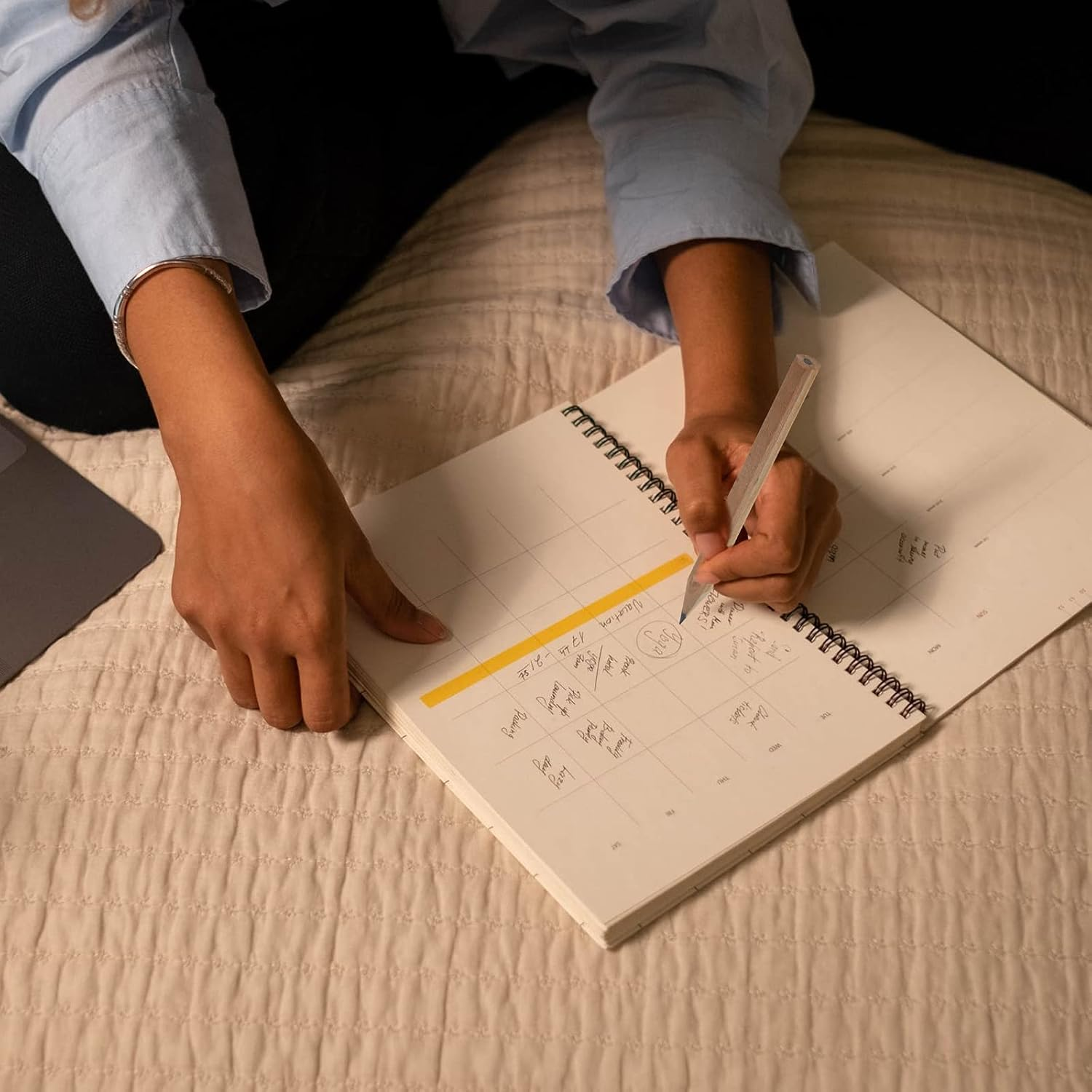 LUTER 24Pcs Short Hexagon Wood Pencils, HB, 2Mm and Above, Right Handed, Unisex, Ivory, Gray Lead, Lightweight, Hexagonal Grip, Writing, Drawing, Colouring, Kindergarten, School, Home, Office image number 4