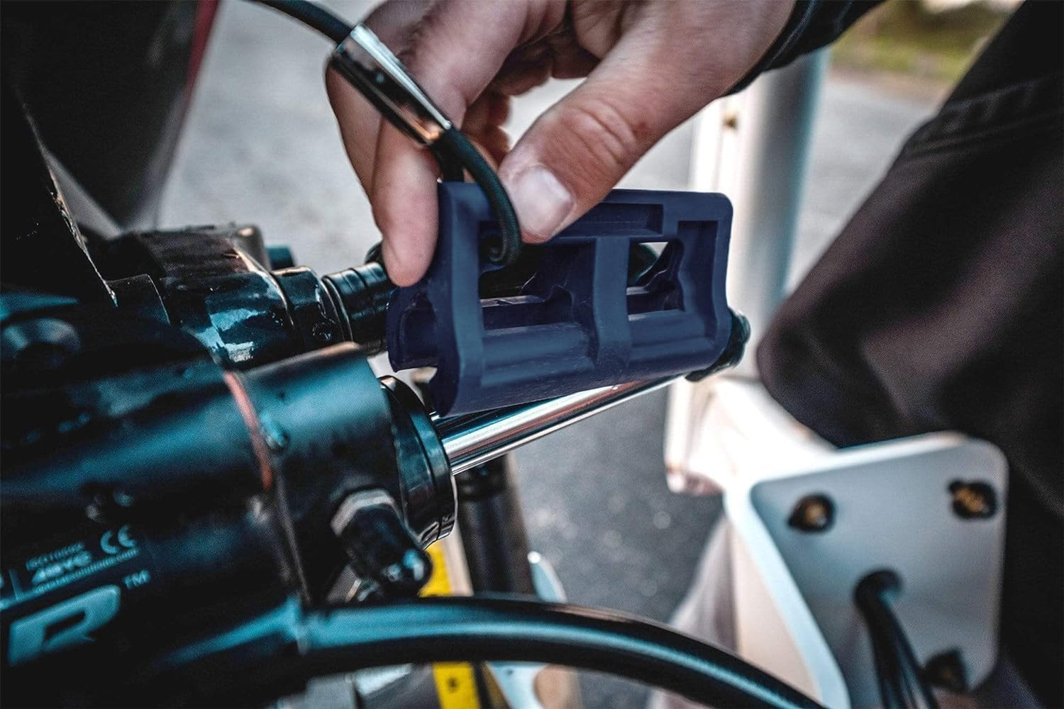 T-H Marine Supplies 4" Steer Stop Outboard Hydraulic Steering Lock image number 1