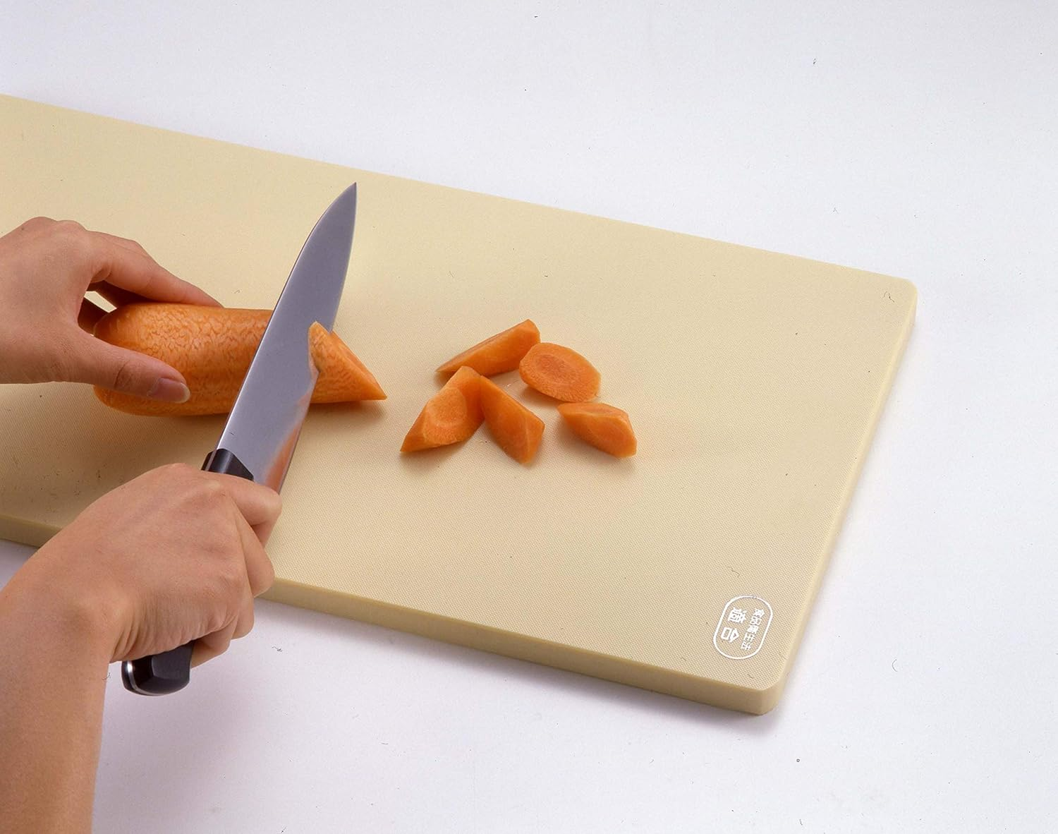 Yoshikawa SJ1494 Cutting Board, Made in Japan, for Cooking, Beige, 13.8 X 8.1 Inches (35 X 20.5 Cm), Antibacterial Elastomer, Soft per Blade image number 2