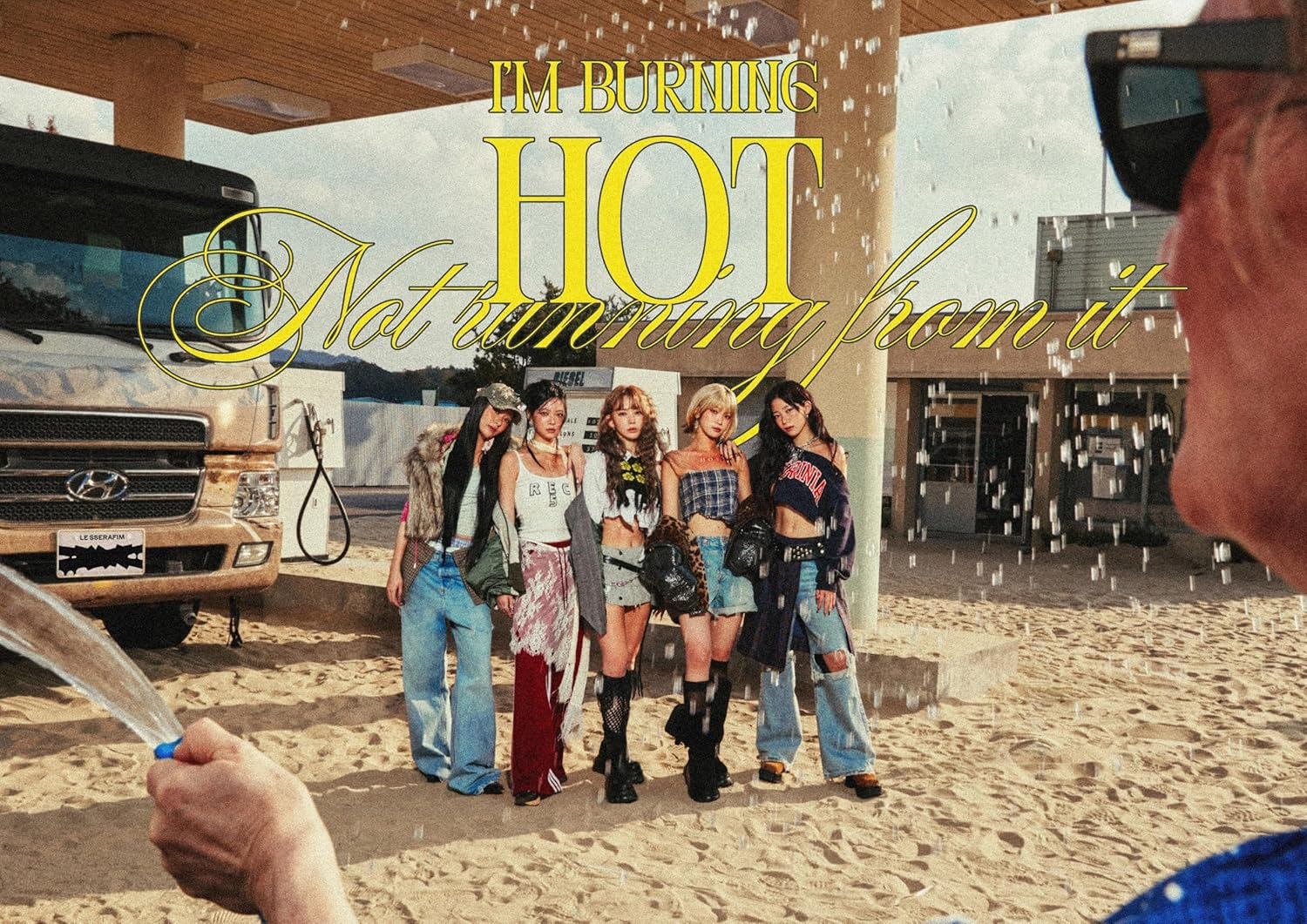 LE SSERAFIM HOT 5Th Mini Album Tin Case Version Outbox+Cd+1Ea Keyring+1Ea Magnet+8P A4 Poster+1P A2 Poster+1P Postcard+10P Photocard+Tracking Sealed LE SSERAPHIM image number 2