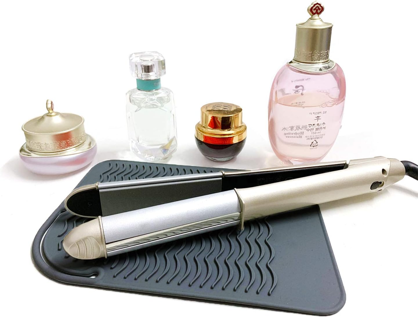 Travel Pad for Straighteners, Curling Iron Counter Protector with Heat Resistant Glove for Curling Irons, Straighteners, Straighteners and Hair Styling Tools, 9 X 6.5 Inches, Black by Lessmon image number 3