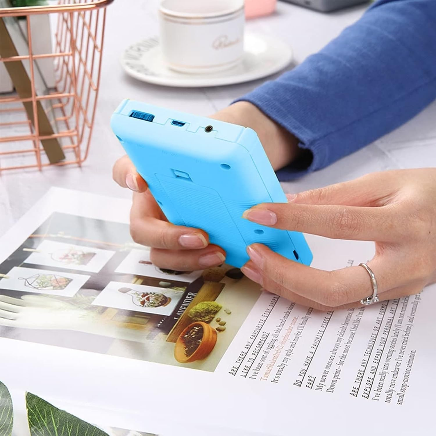 Handheld Game Console, Portable Retro Video Game Console with 500 Classical FC Games, 3-Inch Screen, 1020Mah Rechargeable Battery Support for Connecting TV and Two People to Play Together (Blue) image number 4