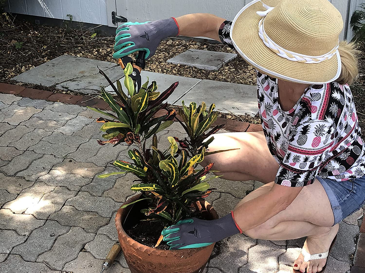 Garden Gloves for Women and Men - (2 Pairs per Package) - Super Grippy with Special Protective Coating against Cuts for Gardening - Fishing - Auto and Work Activities S,M,L Sizes image number 4