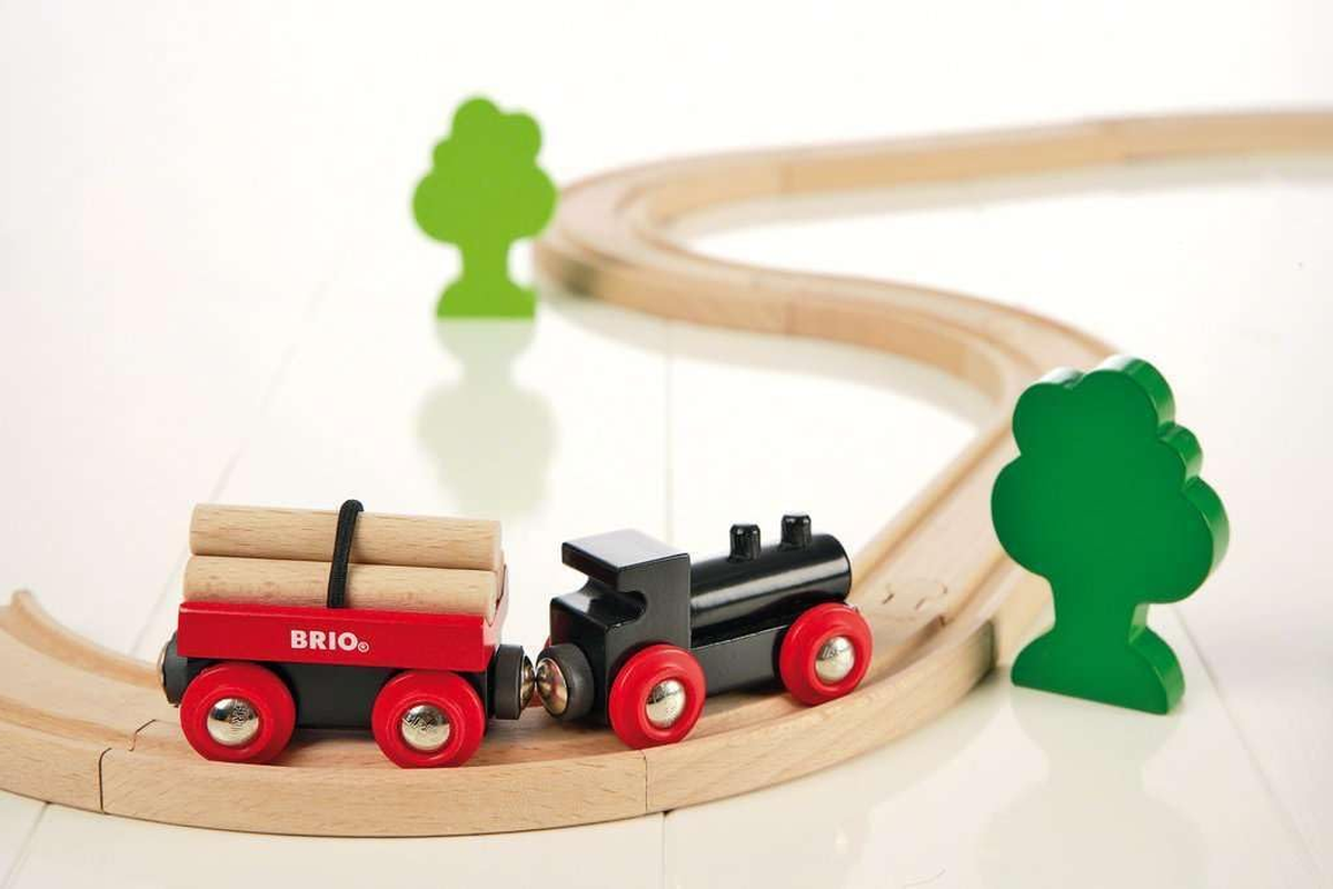 BRIO 33042 Classic Little Forest Train Set &ndash; 18-Piece Wooden Railway with Engine, Carriages & Tracks, Forest Adventure Role Play Toy, Age 3 Years+
