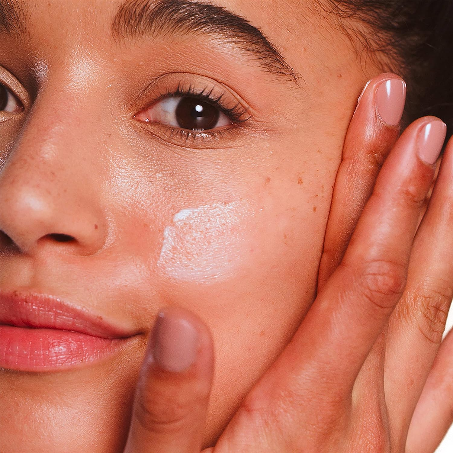 Neutrogena Rapid Tone Repair Brightening 20% Vitamin C Serum Capsules, Antioxidant Serum to Brighten Look of Dark Spots & Even Skin Tone, Oil-Free, 30 Serum Capsules image number 4