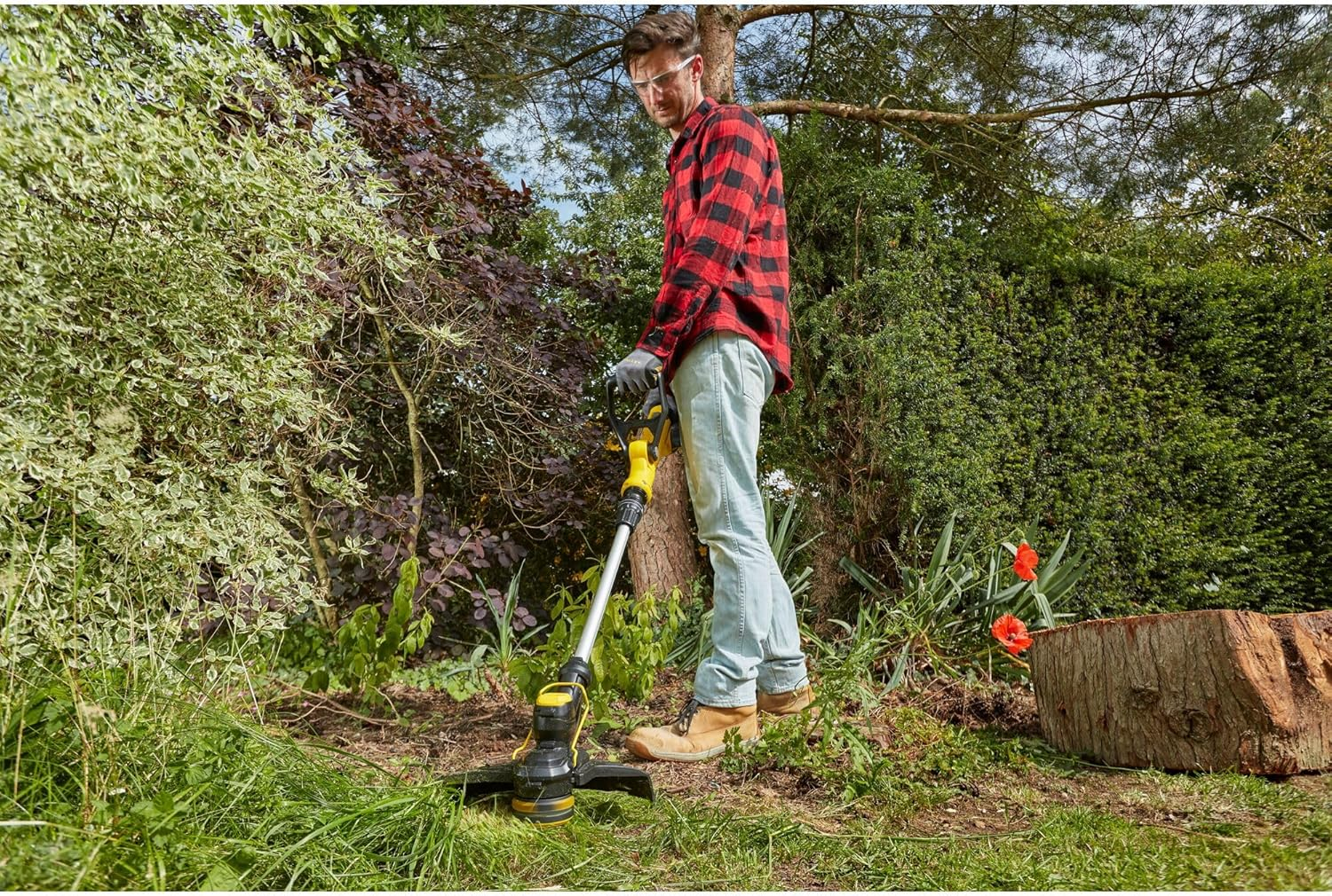 STANLEY FATMAX V20 | 18V String Trimmer - Large 33Cm Cutting Swath, Automatic 1.6Mm Line Feed, Variable Speed, 2.4Kg Lightweight Design, Gear-Driven Transmission for Increased Torque, Bare Unit image number 3