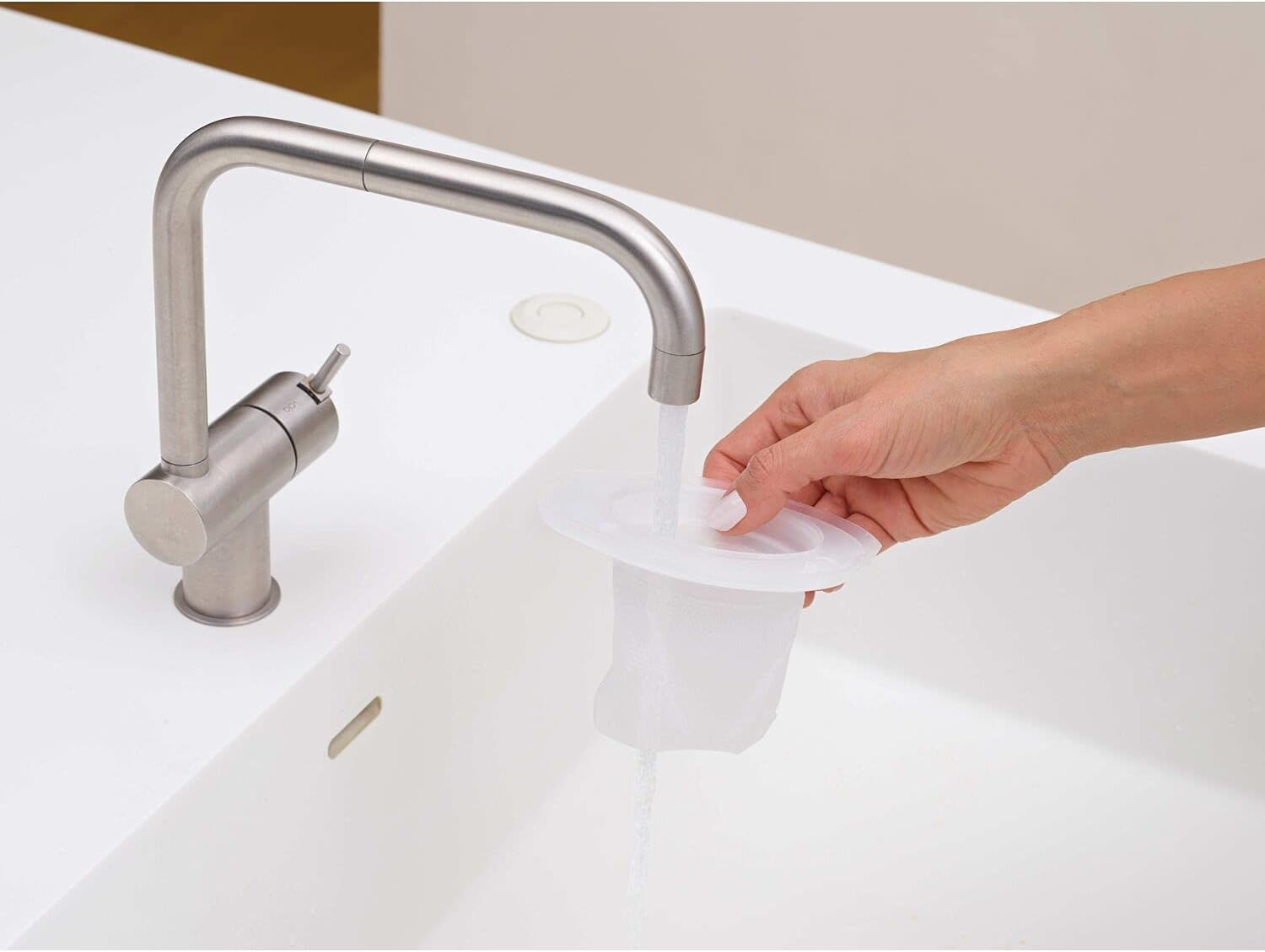 BLACK+DECKER 10.8V Lithium-Ion Dustbuster image number 4