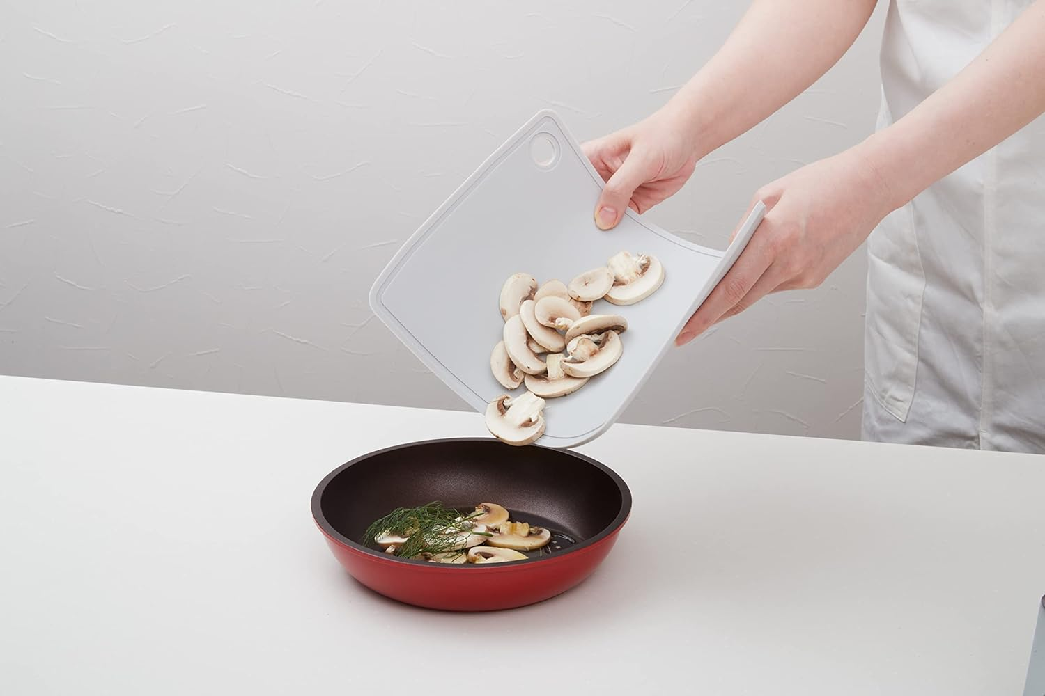 Earl SM-802 Silicone Cutting Board, Lightweight and Small, Floating Storage, S, Light Gray image number 1
