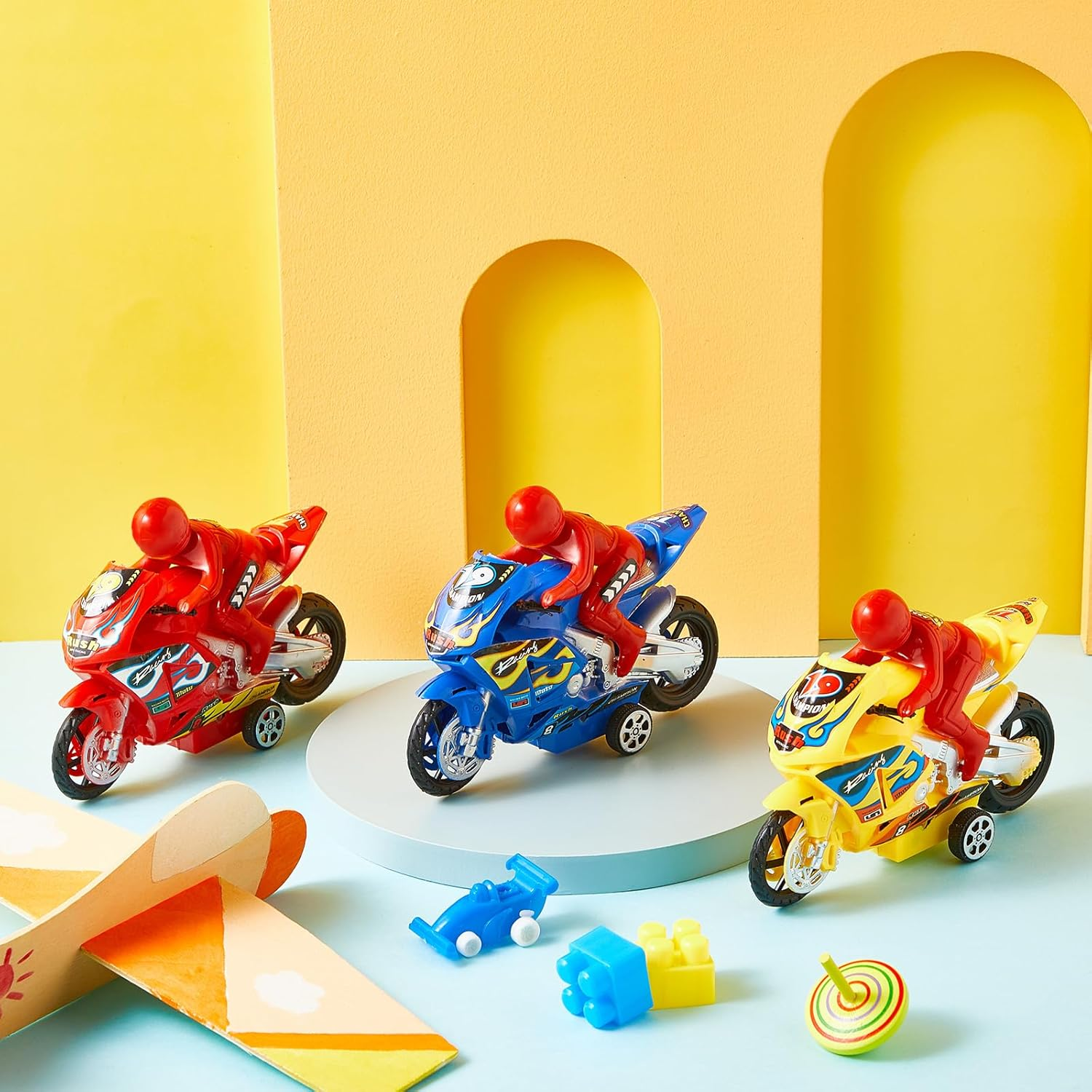 Civaner 4 Pieces Motorcycle Toys Set Miniature Motorbike Toys Plastic Friction Motorcycles Push and Go Friction Powered Toy Motorbikes for Birthday Party Favors Supplies Cake Toppers, Random Colors