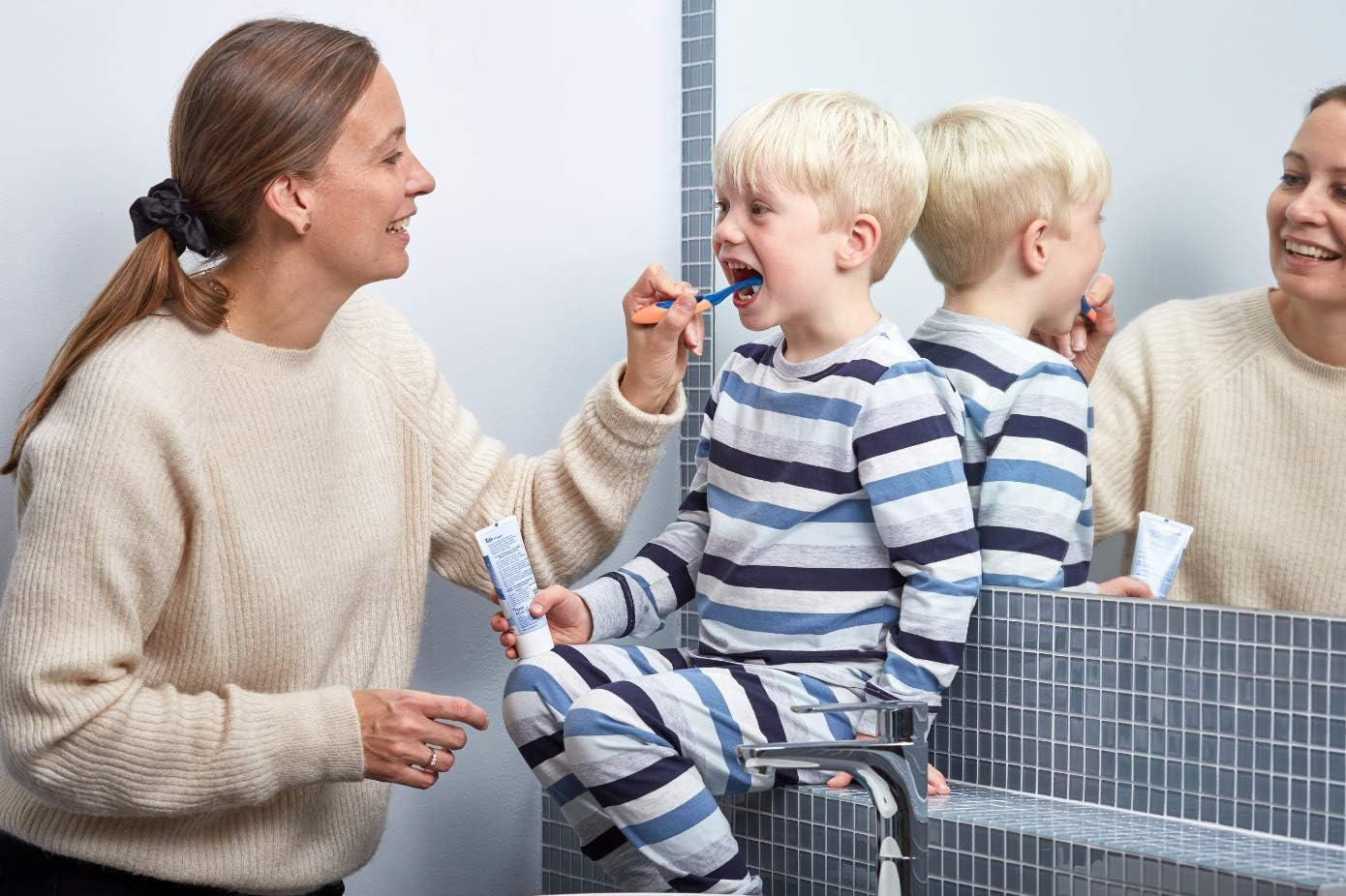 Jordan &reg; | Step 2 Toothbrush Kids | Kids Toothbrush for Age 3-5 Years Old | Double Sensitive Soft Bristles, Toothpaste Indicator, Dual Ergonomic Handle & BPA Free | Mixed Colour | 1 Unit image number 2