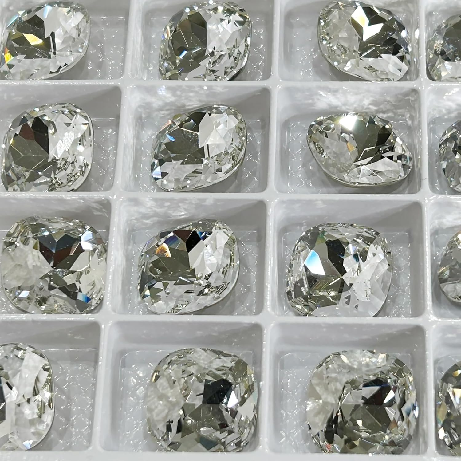 Aurora Crystal round Square - V Cut Crystal image number 1