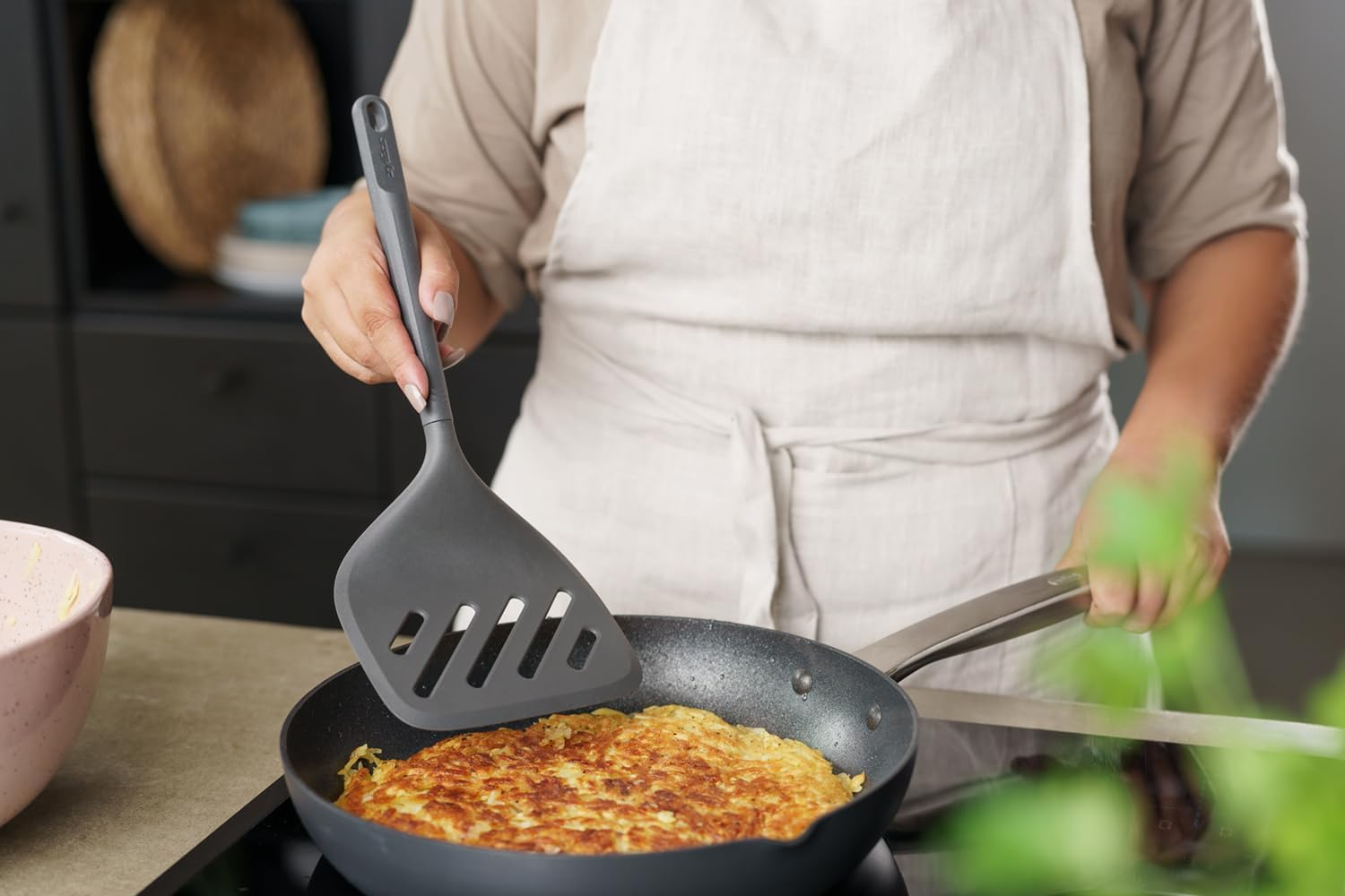 Zyliss X-Large Cooking Turner - Sustainable Wheat Straw & Nylon Non-Stick Frying & Cooking Spatula W/Heat-Resistant Silicone Head, Dishwasher Safe, 32.5Cm X 14Cm - Beluga Grey image number 6