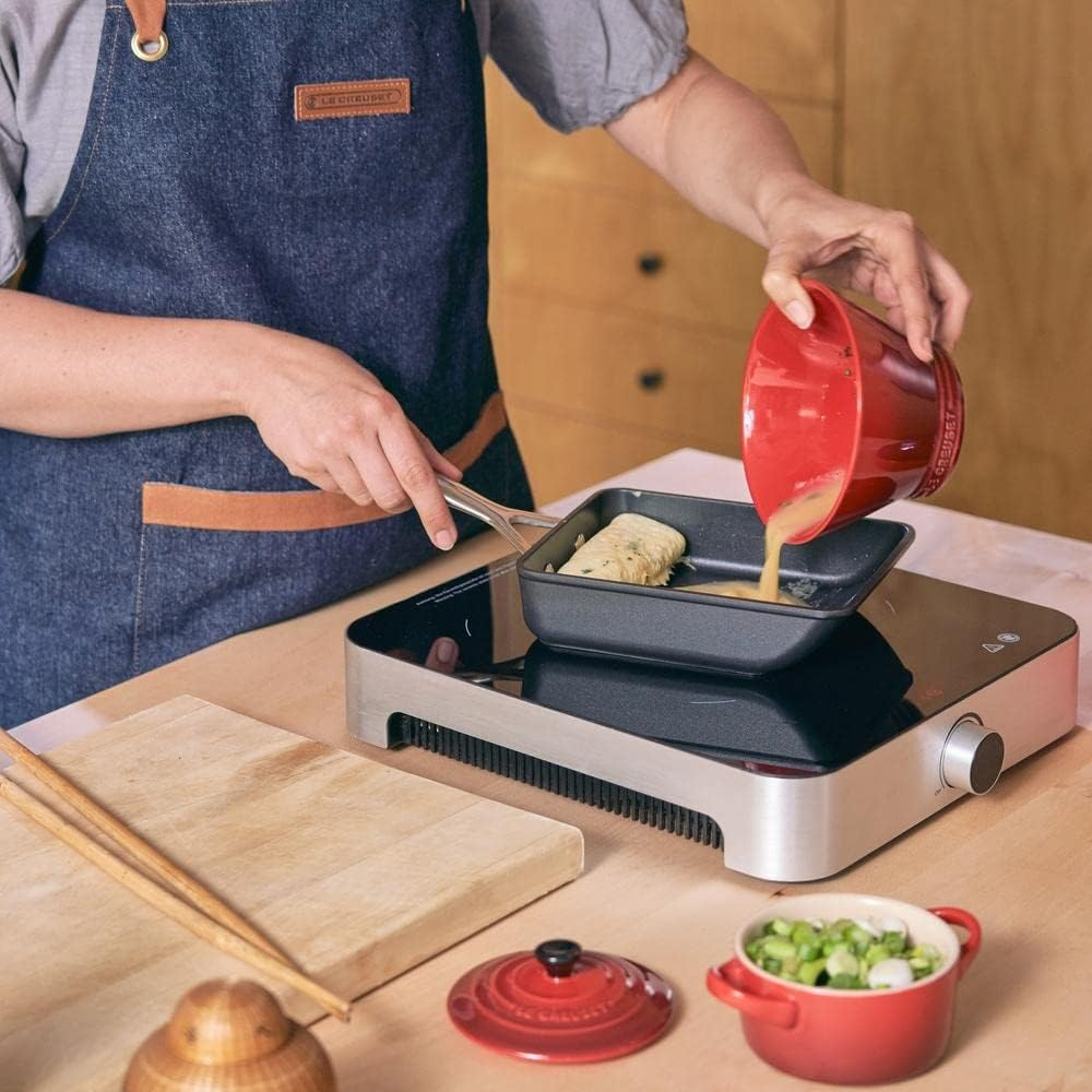 Le Creuset Toughened Non-Stick Egg Pan image number 4