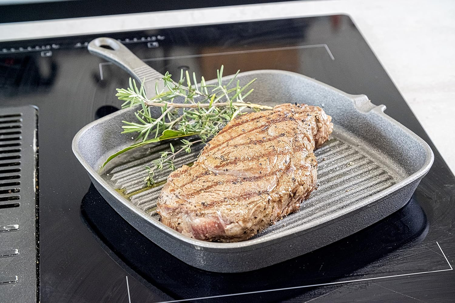 Kitchencraft Cast Iron Griddle Pan for Induction Hob, Square, 23Cm, Black image number 4