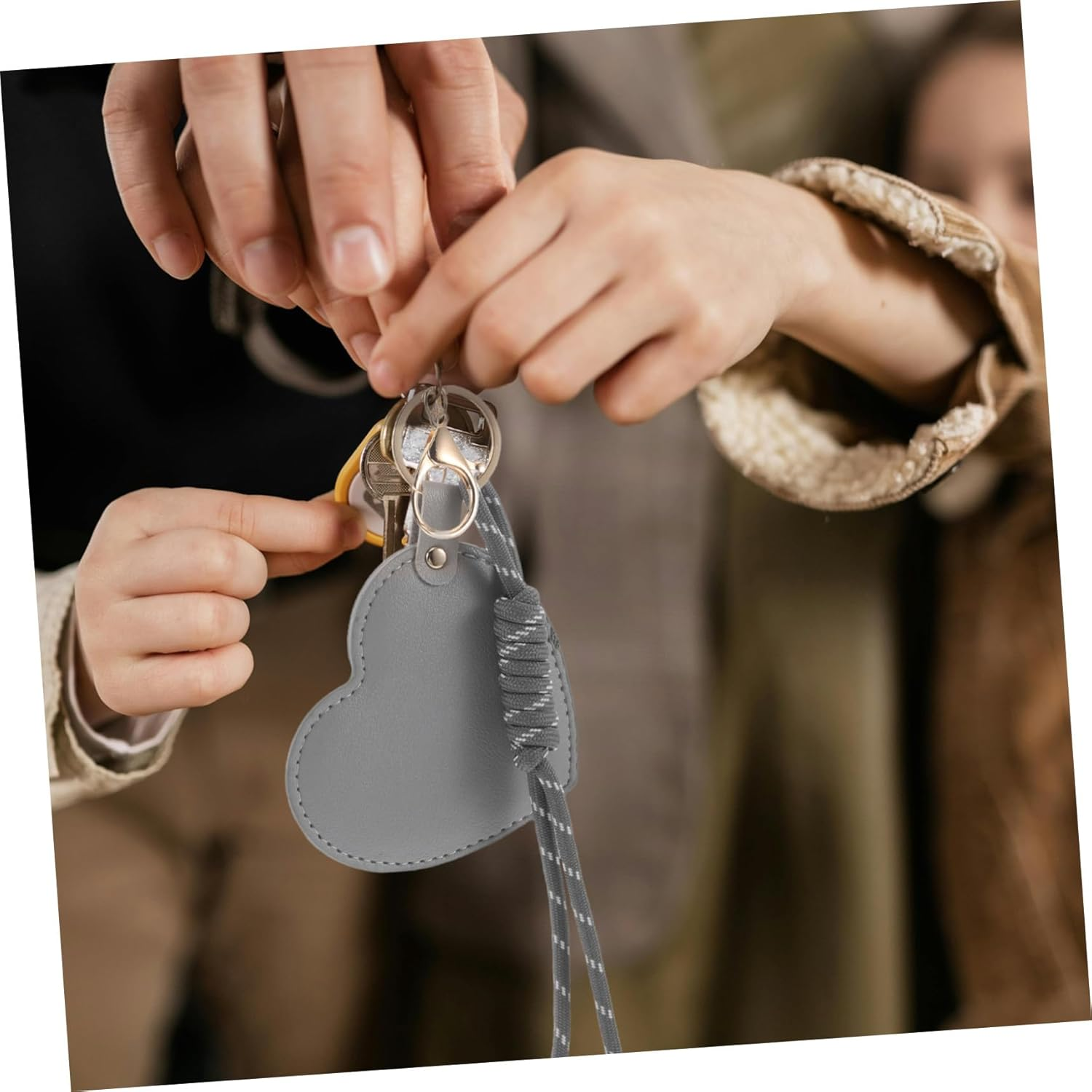 IWOWHERO 2Pcs Compact Heart-Shaped Leather Makeup Mirror with Rotation Lightweight Vintage Vanity Keychain for Travel Purses Handbags Portable Pocket Mirror for Women - Multicolor image number 6