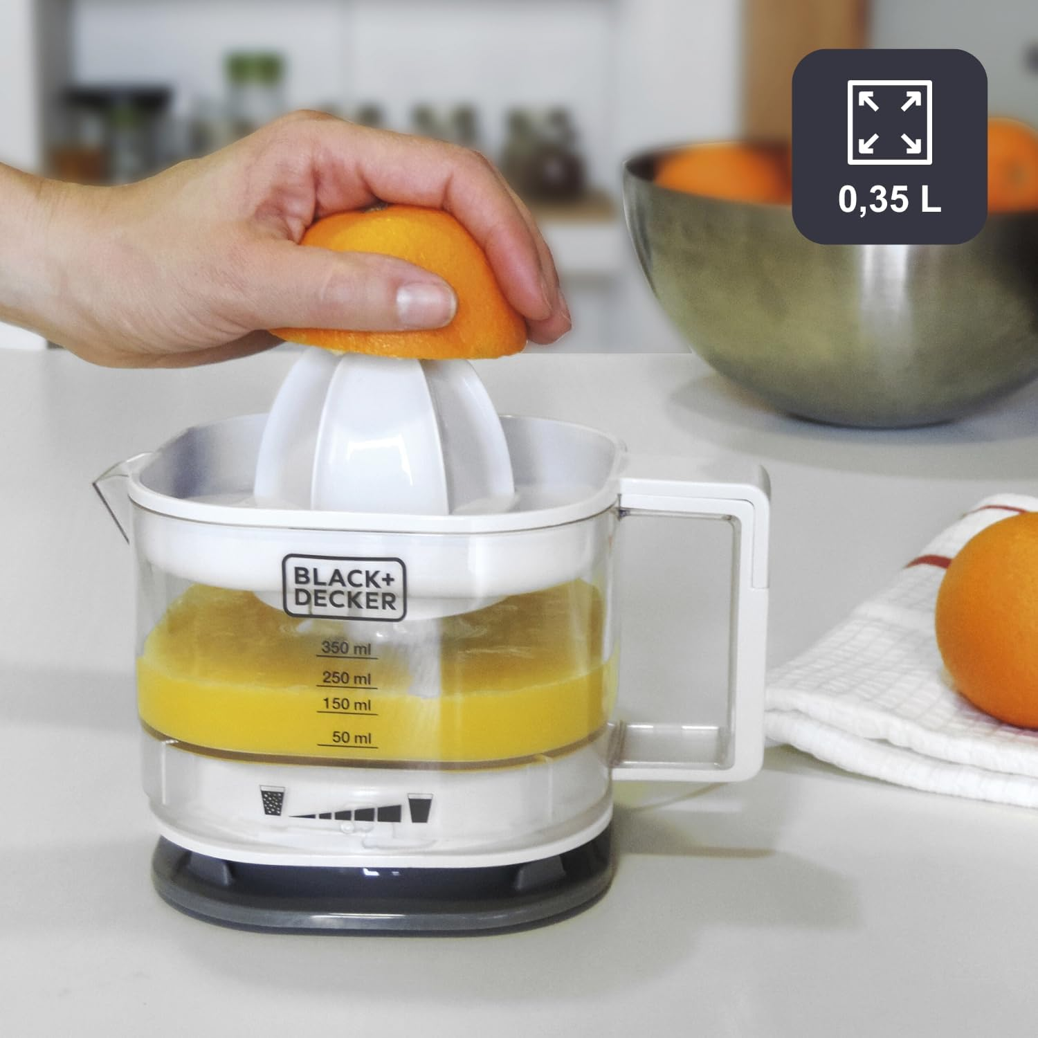 BLACK+DECKER Citrus Juicer, BXCJ25E, 350 Ml, 25 W, Adjustable Pulp Filter, Rotation in Two Directions, Cable Winder, Bpa-Free