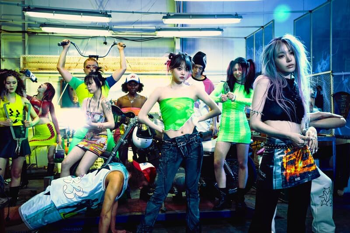 LE SSERAFIM Crazy 4Th Mini Album Standard Vol.1 Cd+1P Folding Poster on Pack+80P Booklet+16P Lyric Book+3Ea Sticker+1P Postcard+1P Photocard+1Ea Paper Toy+Tracking Sealed Le Seraphim LSFM image number 2