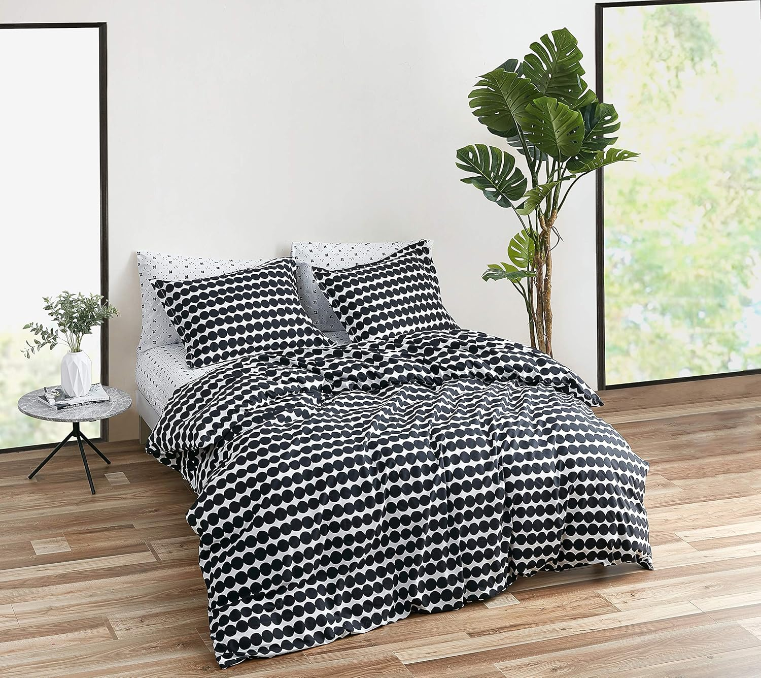 MARIMEKKO - Queen Duvet Cover Set, Cotton Bedding with Matching Shams & Button Closure, All Season Home Decor (Rasymatto Black, Queen) image number 3
