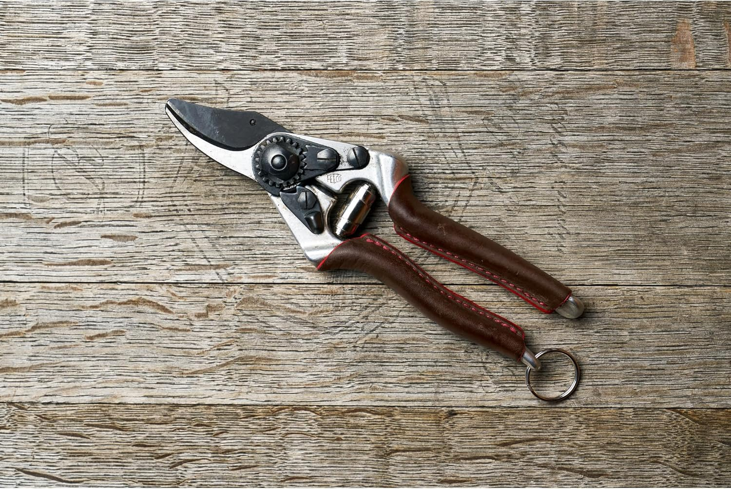 FELCO 8 ELITE Pruning Shears &ndash; 8.3" Swiss-Made Garden Clippers with Leather-Wrapped Handle for Large Right Hand | Hand Pruners for Gardening | Garden Tool Cutter with Bypass Blade, Carbon Steel image number 6