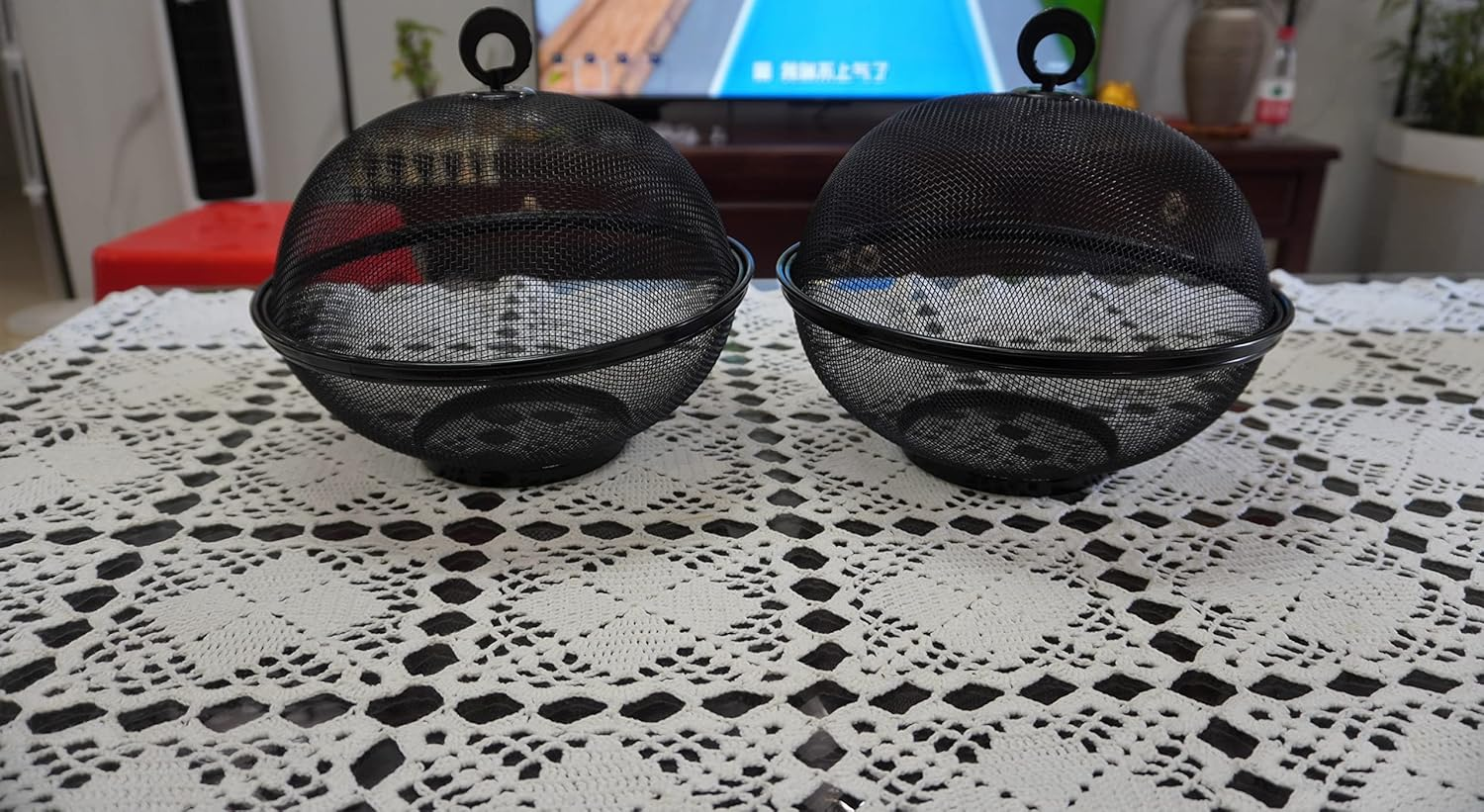 QWXOSR Fruit Basket with Lid - Decorative Fruit Bowl Metal Wire Basket Covered Fruit Bowl Strainer for Fruits Vegetables Fruit Display Stand Keeps Flies Out &Phi;10.7 (2 Fruit Baskets+2 Lids) (Black) - Gray image number 7