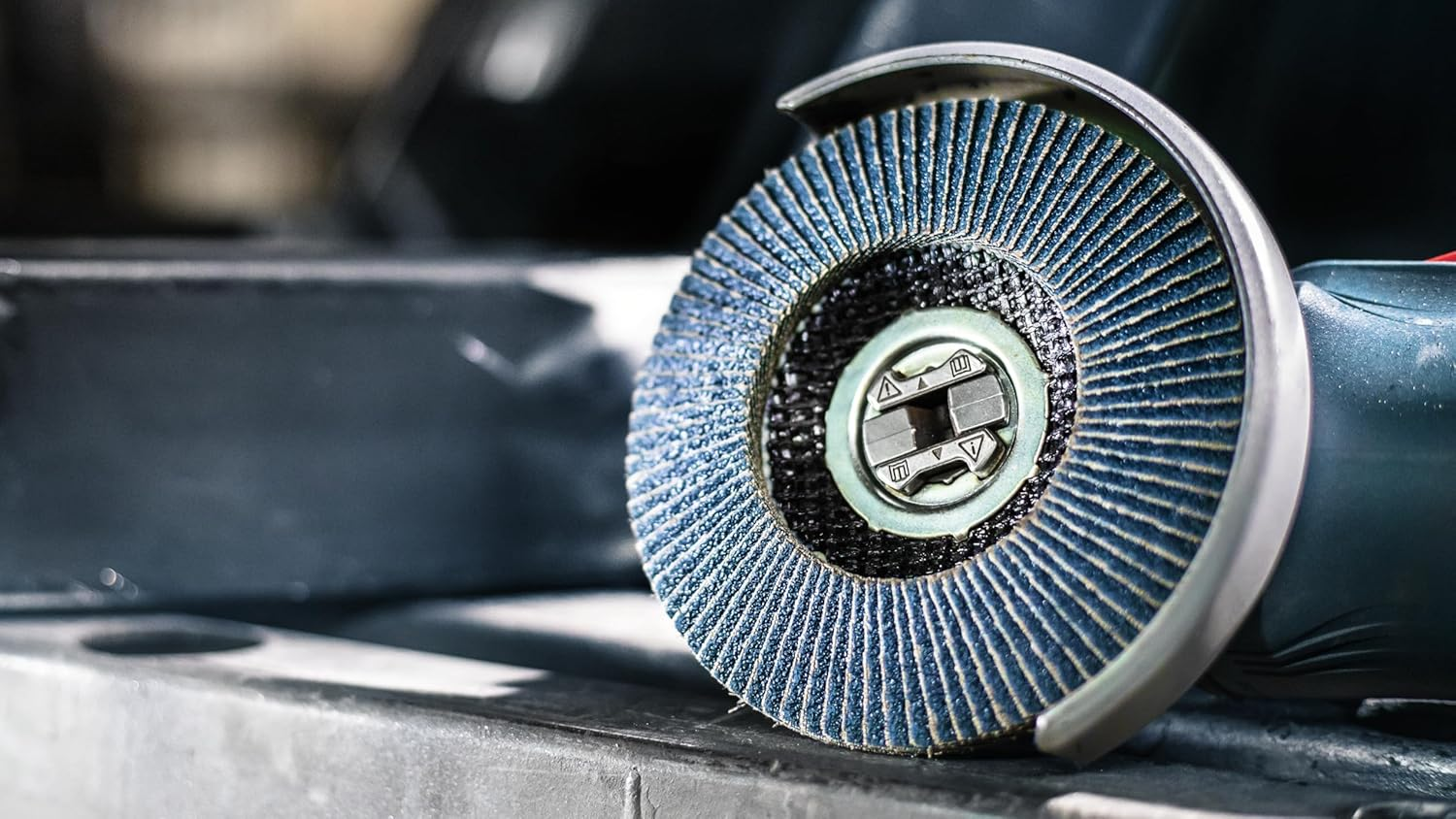 Bosch 1X PRO X571 Flap Disc, Angled Version, X-Lock (For Steel, Stainless Steel, &Oslash; 125 Mm, Grit 80, Professional Accessory Small Angle Grinder) image number 3