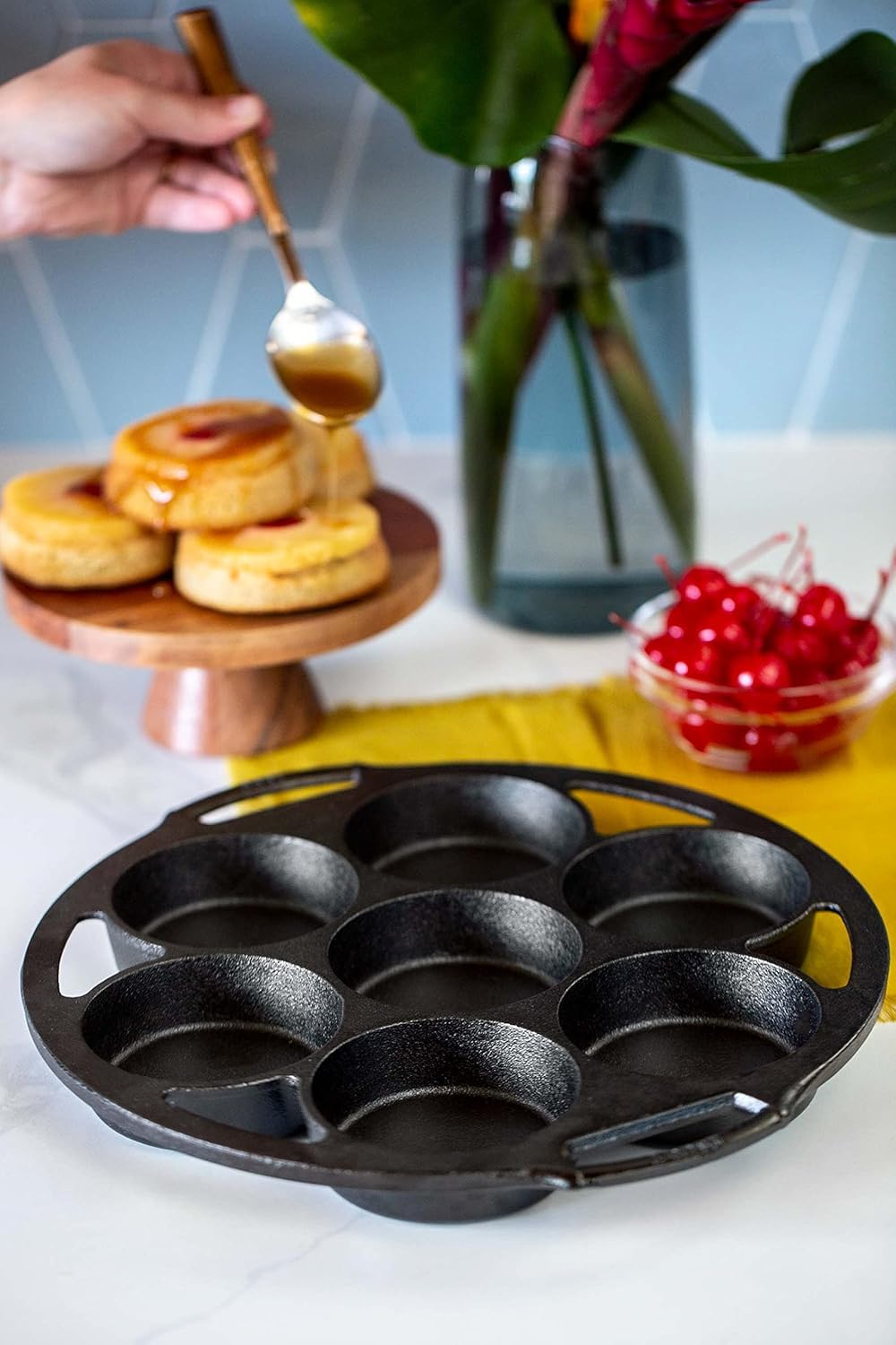 Lodge Seasoned Cast Iron Mini Cake Pan, 7 Impressions image number 2