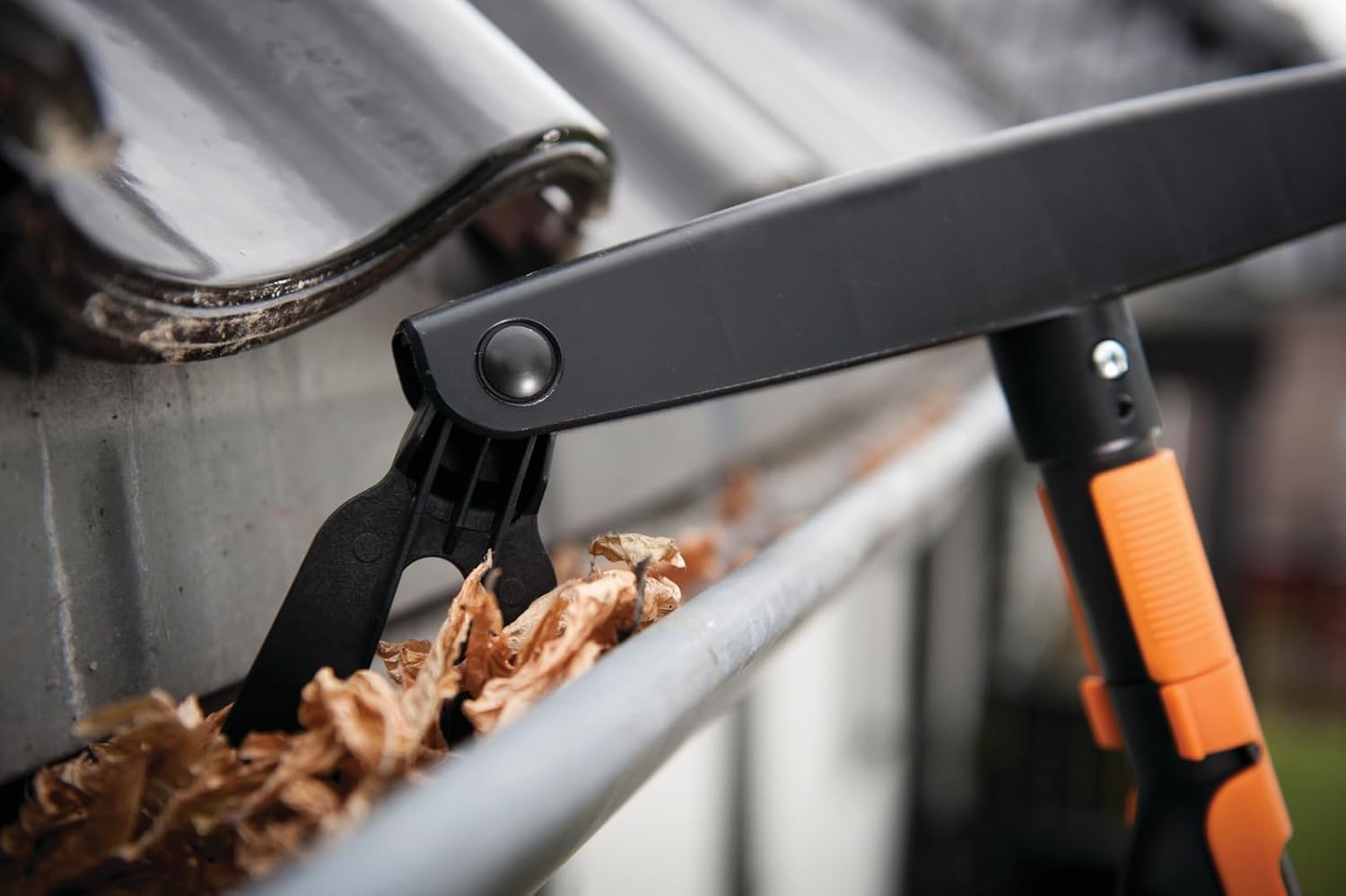 Fiskars Gutter Cleaner with Individually Adjustable Brush and Scraper, Width: 4.5 Cm, Black/Orange, Quikfit, 1001414
