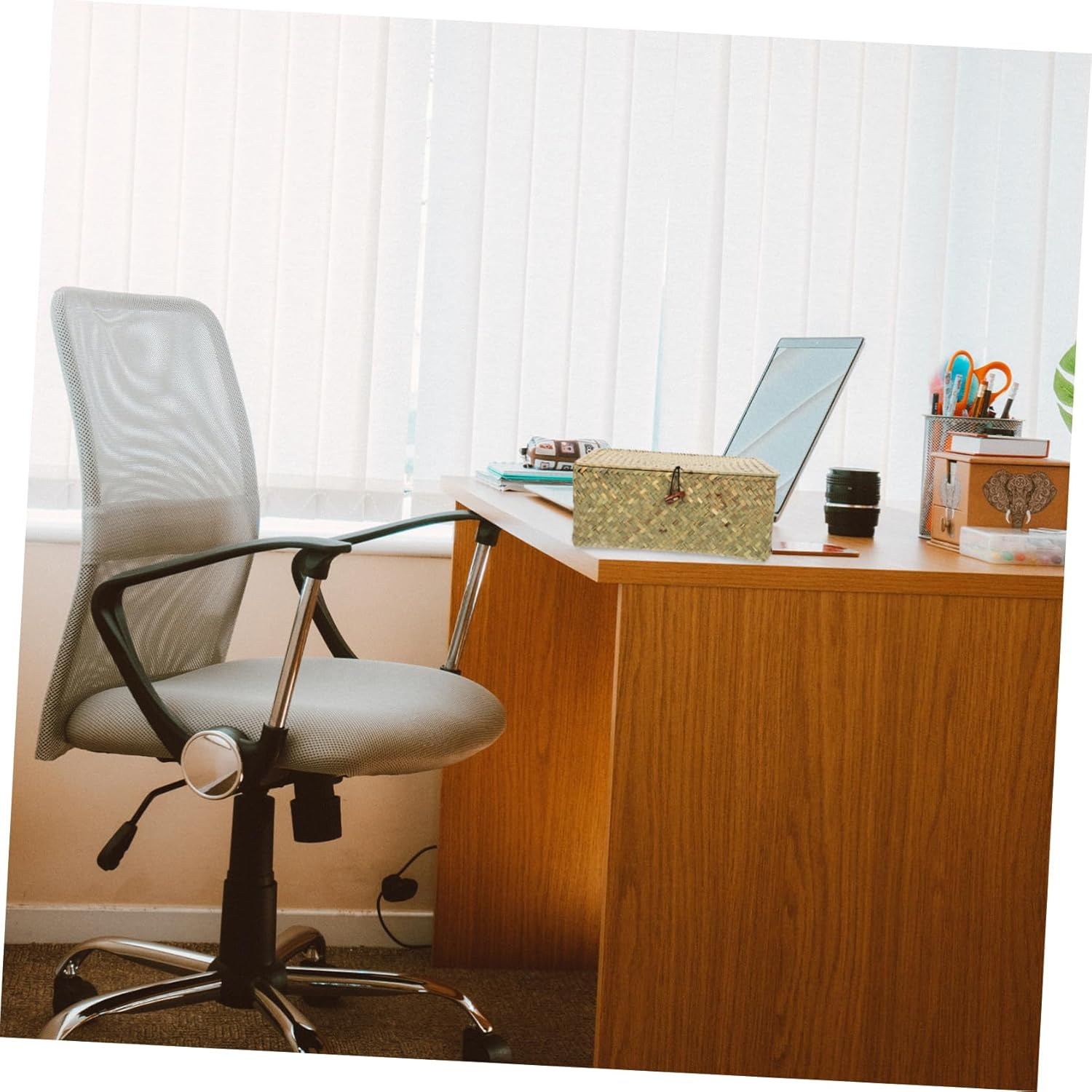 IMIKEYA Natural Color Woven Storage Box with Lid Rattan Basket for Organizing Clothes and Sundries Decor for Bedroom and Home image number 3