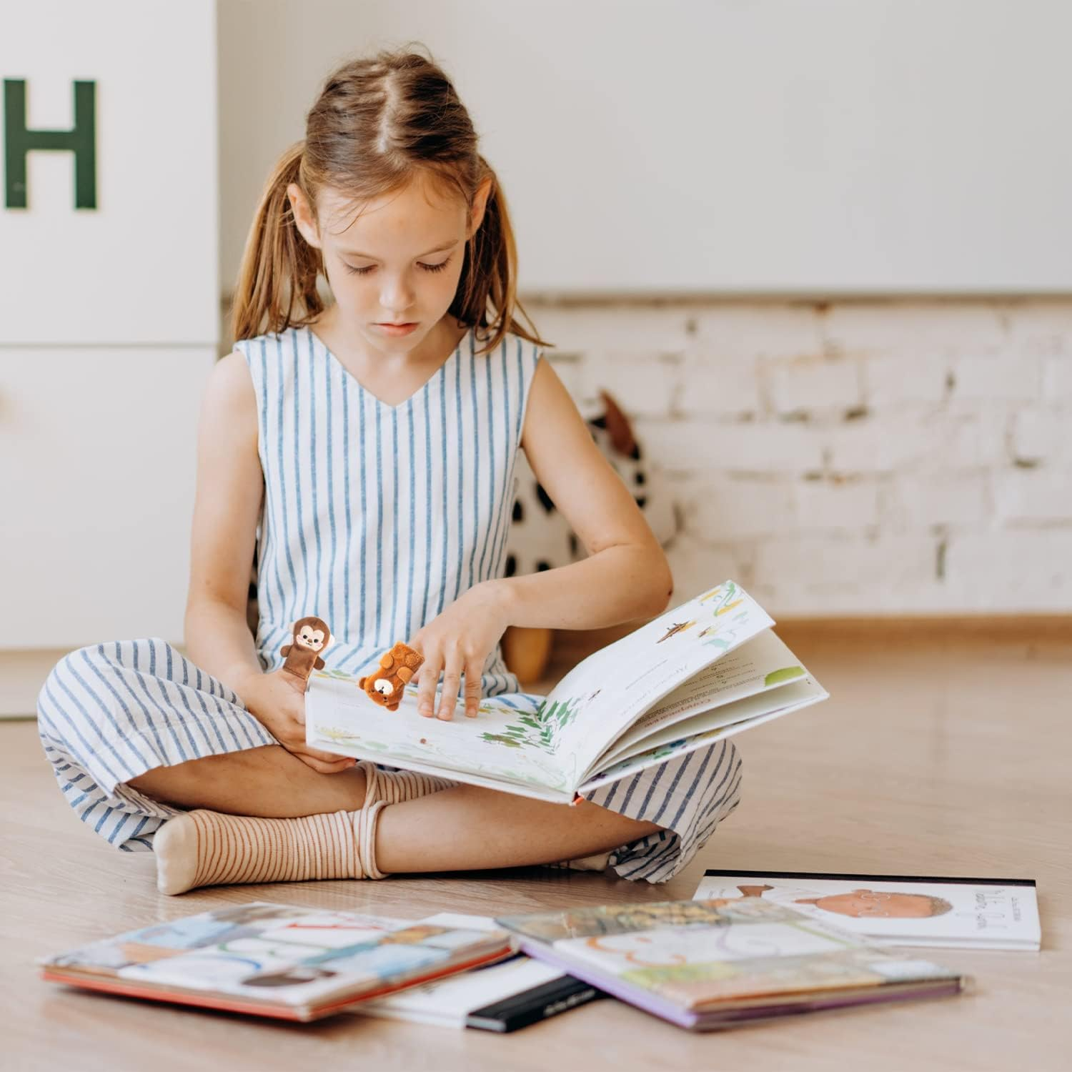 Creepyparty 7 Pieces Multicolored Wild Animal Finger Puppets: Lion, Deer, Giraffe, Koala, Bear, Elephant, Monkey - Soft Velvet & Cotton, 3+ Age Range image number 2