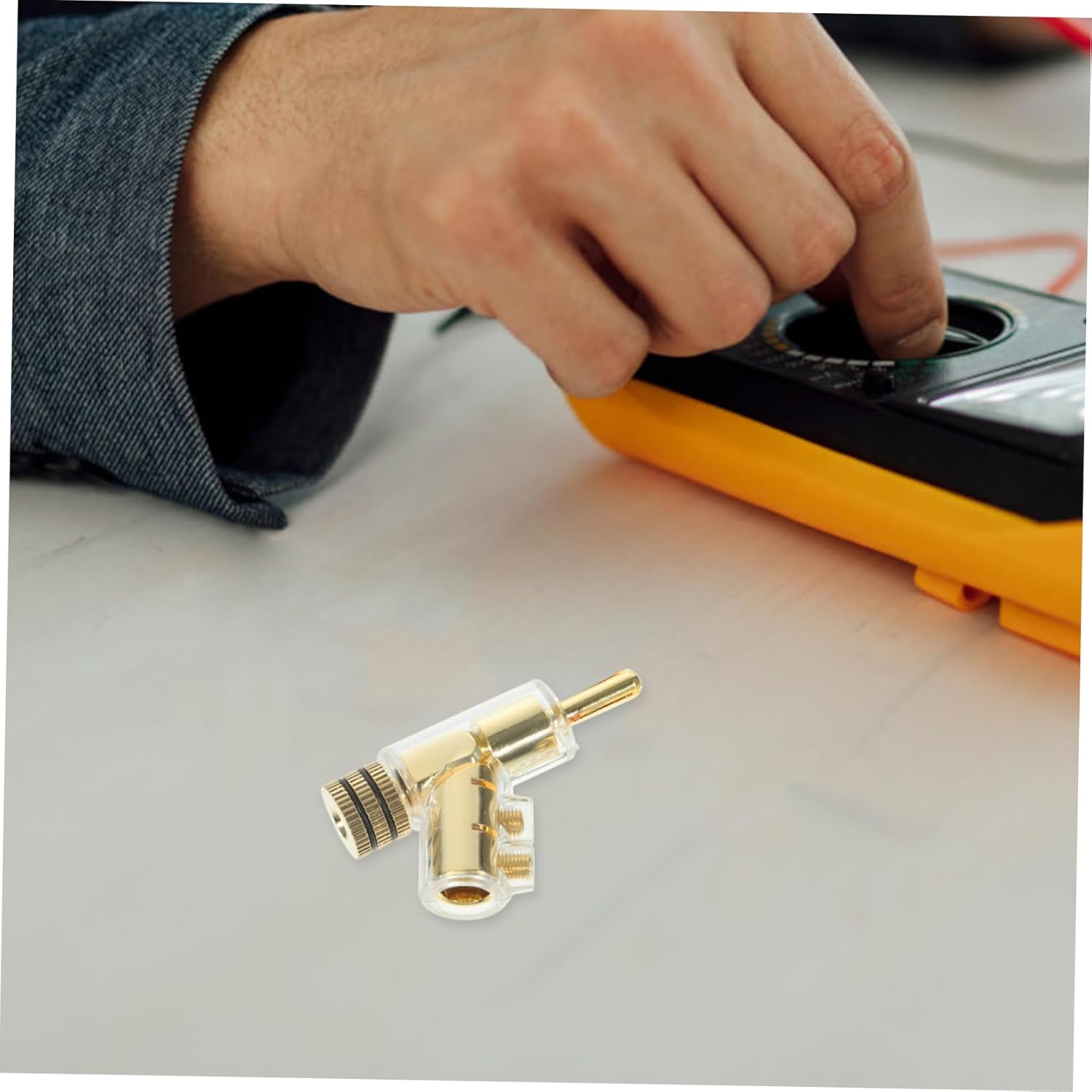 WOFASHPURET 2Pcs Gold-Plated Locking Banana Plug Connectors for Speaker Wire and Amplifier, Angled 45-Degree Solderless Audio Terminals Compatible with Home Theater and Hifi Systems