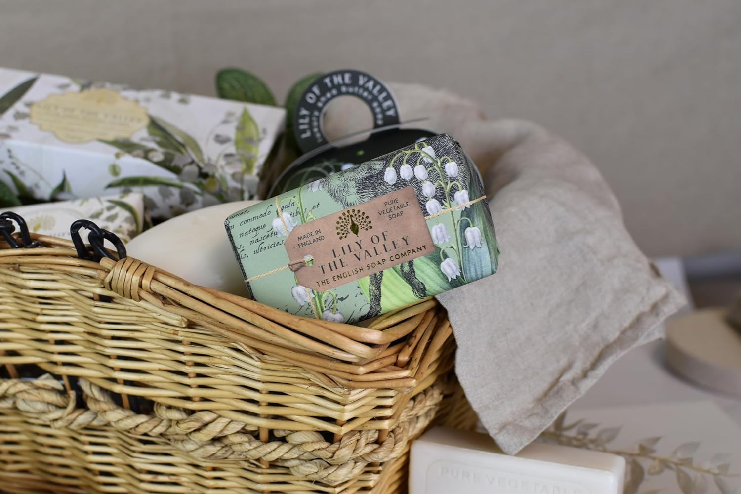 The English Soap Company Anniversary Wrapped Soap Bar, Lily Shea Butter Soap Bar, Moisturising Soap Bar for Face and Body, Lily of the Valley Scent 190G image number 6