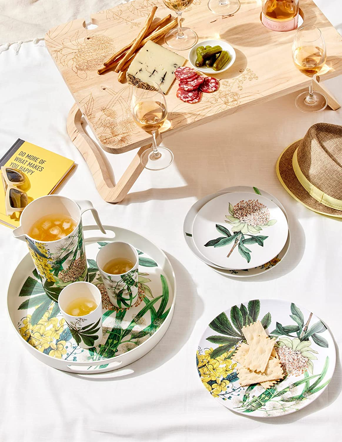 Maxwell & Williams the Blck Pen Golden Summer Insulated Picnic Bag with Basket Base Large image number 2