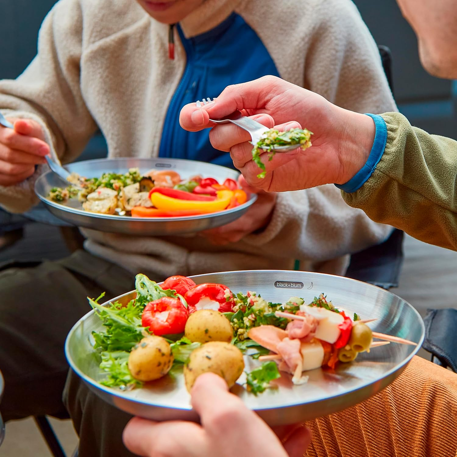 Black+Blum Picnic Plate Set of 4 - Stainless Steel Plates with a Bamboo Chopping Board Lid and Carry Strap image number 4