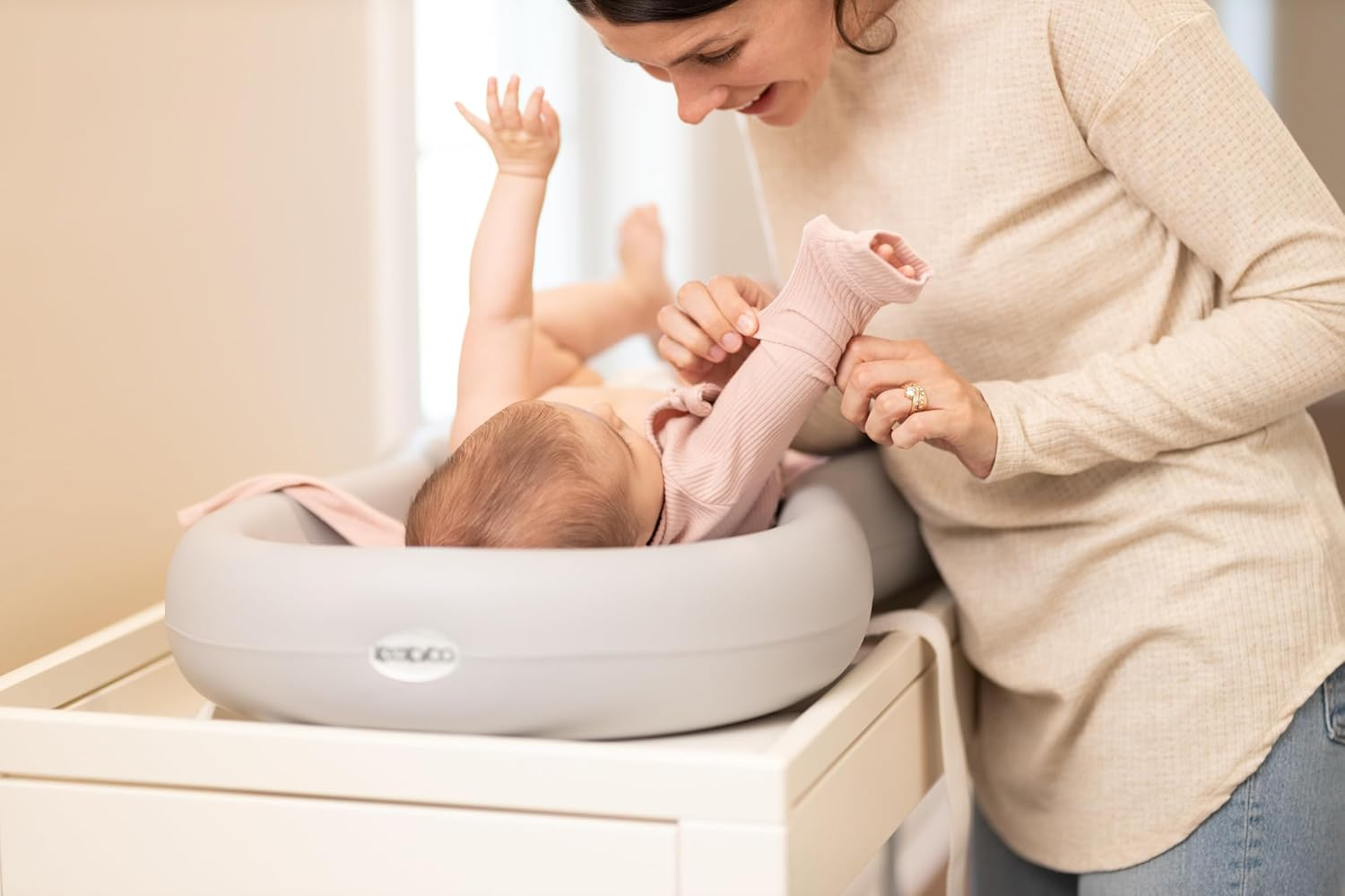 Keekaroo Peanut Changer Grey &ndash; the Original Made in USA Easy-To-Clean Changing Pad and the Only Shell over Foam, Fully Water Repellant - Grey image number 4