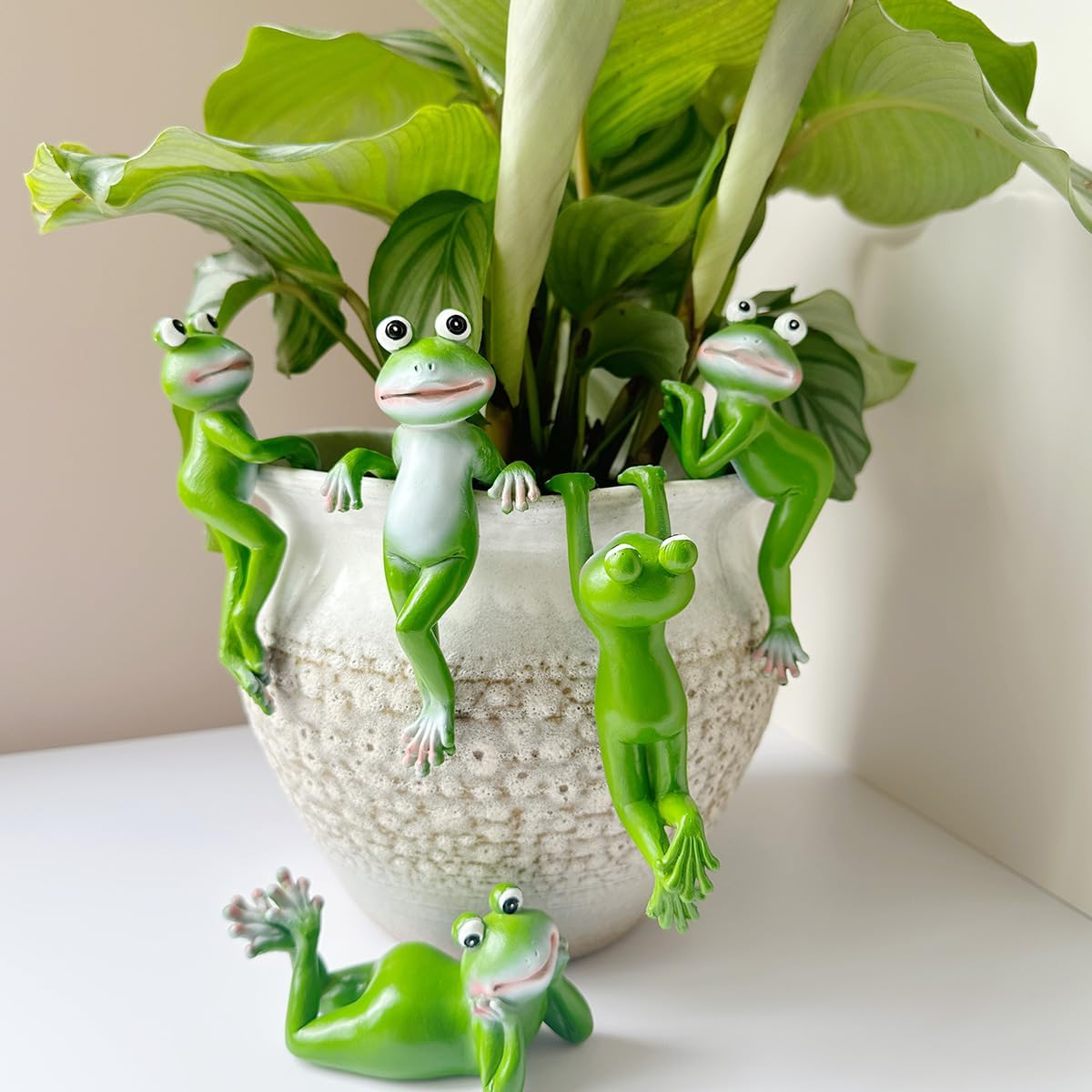 JARPSIRY Cute Climbing Frog Figurines Flower Pot Hugger Resin Hanging Frog Sculpture Outdoor Statue Plant Pot Decorations for Home Garden Fence Balcony Patio Lawn Yard Ornaments (Back)