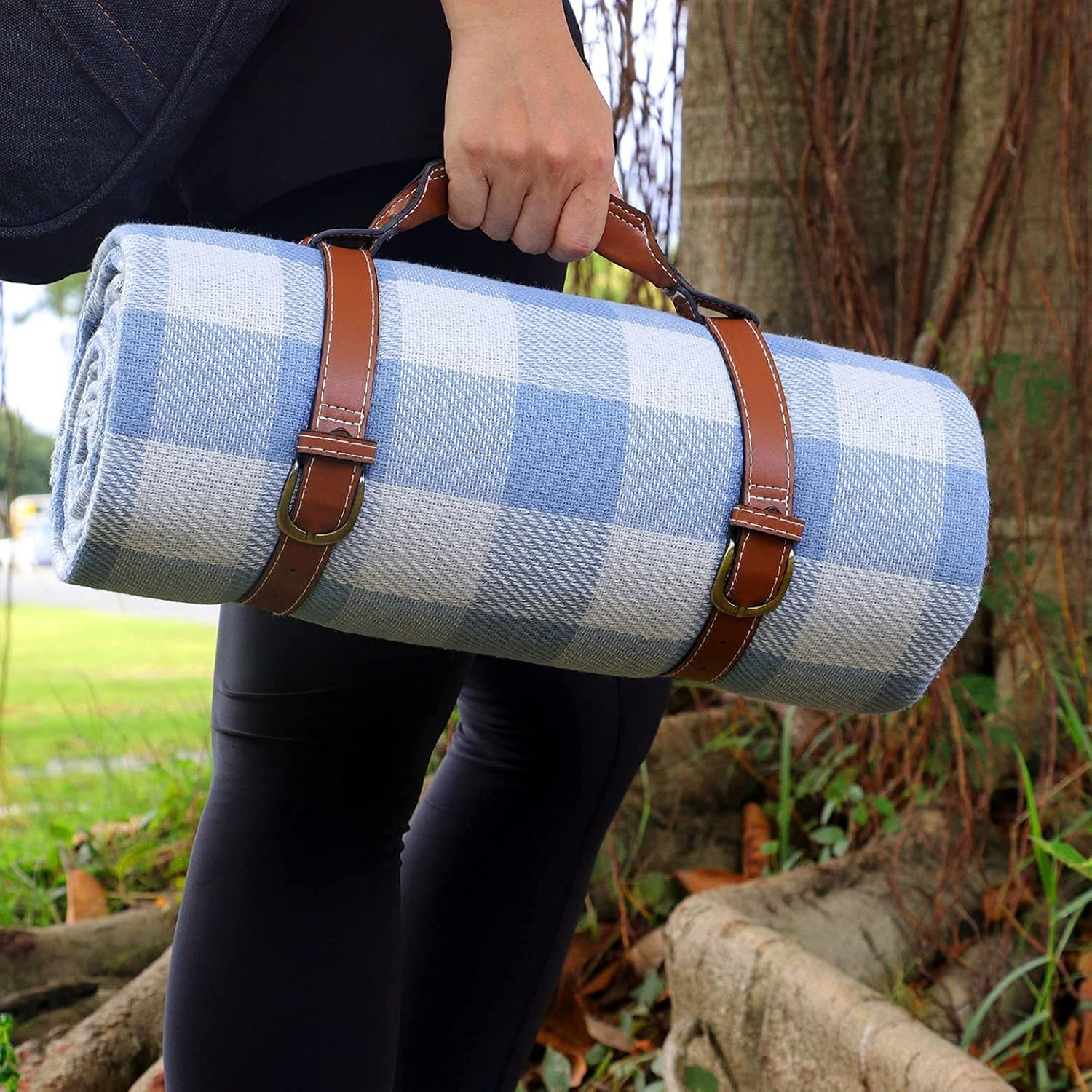 79"X79"Oversized Picnic Blankets Waterproof Sandproof Picnic Mat for 6-8 Adults, Large and Thick Picnic Blanket Portable Straps for Beach Blankets or Family Outdoor Camping Parties image number 1