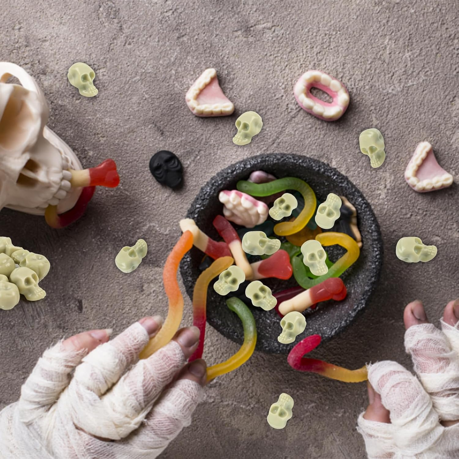 KIMOBER 100PCS Mini Skulls Heads Miniature Figurines,Small Plastic Realistic Halloween Skeleton Skulls Head Prank Props for Party Bar Home Table Decorations image number 6