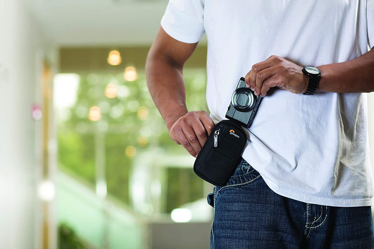 Lowepro Tahoe Cs 20, Sporty Protective and Lightweight Compact Camera Case, Black, (LP37061-0WW) image number 4