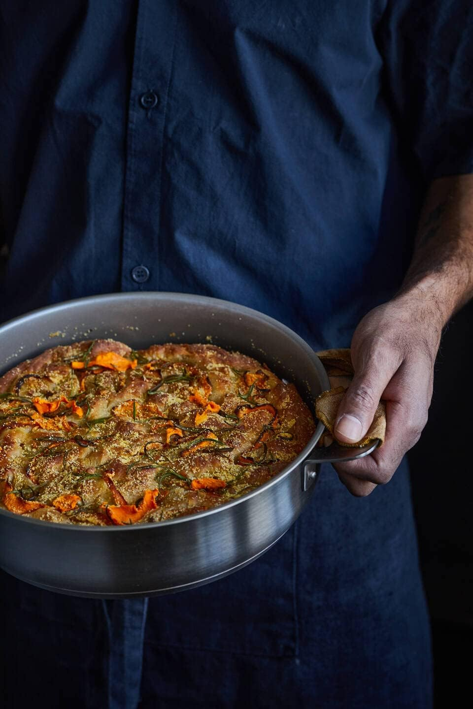 Fiskars Roasting Dish with Lid, Diameter 28 Cm, Coated, Suitable for All Hobs, Recycled Stainless Steel, All Steel, Silver, 1064749 image number 1