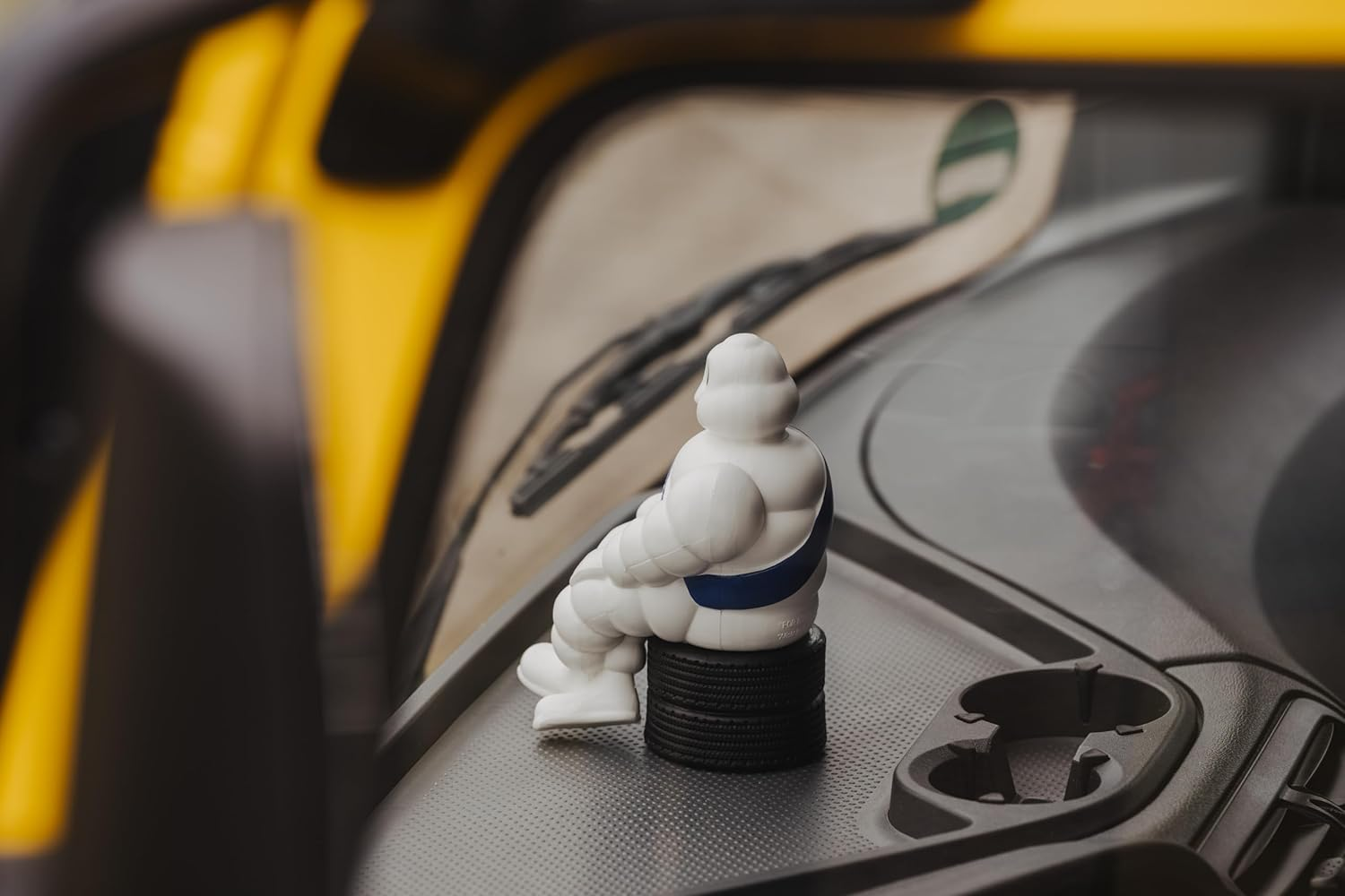 MICHELIN 330102 Male image number 5