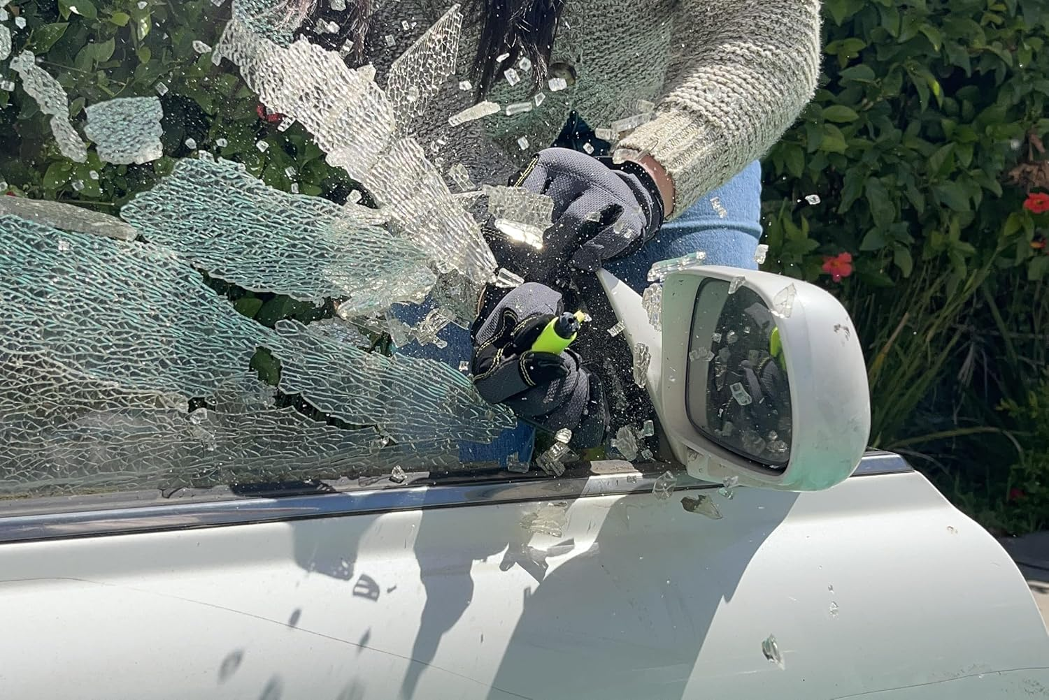 Resqme the Original Emergency Keychain Car Escape Tool, 2-In-1 Seatbelt Cutter and Window Breaker, Made in USA, Rainbow Pack 10 Colors - Compact Emergency Hammer image number 4