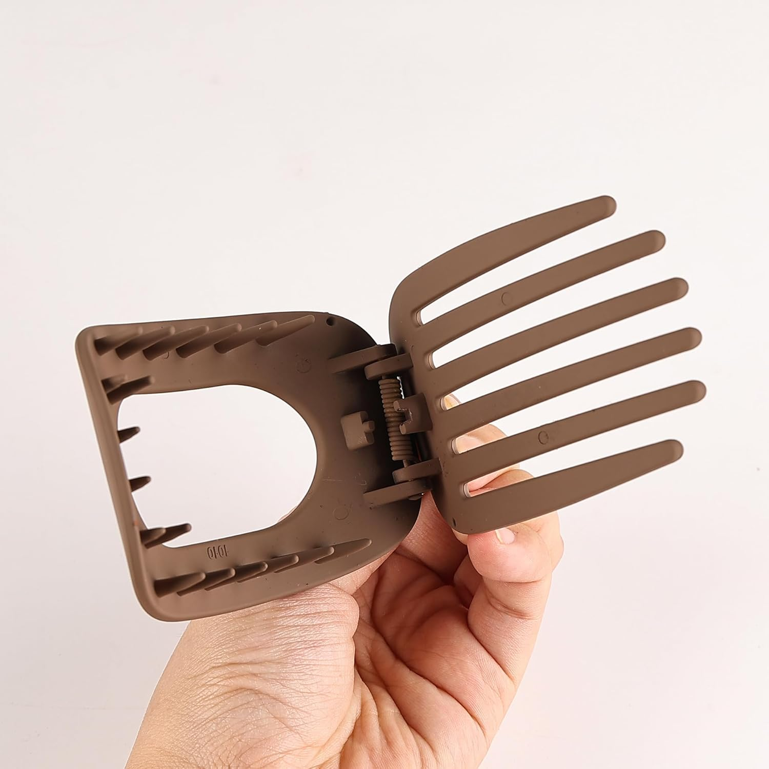 Lay Flat Hair Claw Clips for Women Non-Slip Grip, Flat Clips for Daily Styling 4Pcs. image number 4