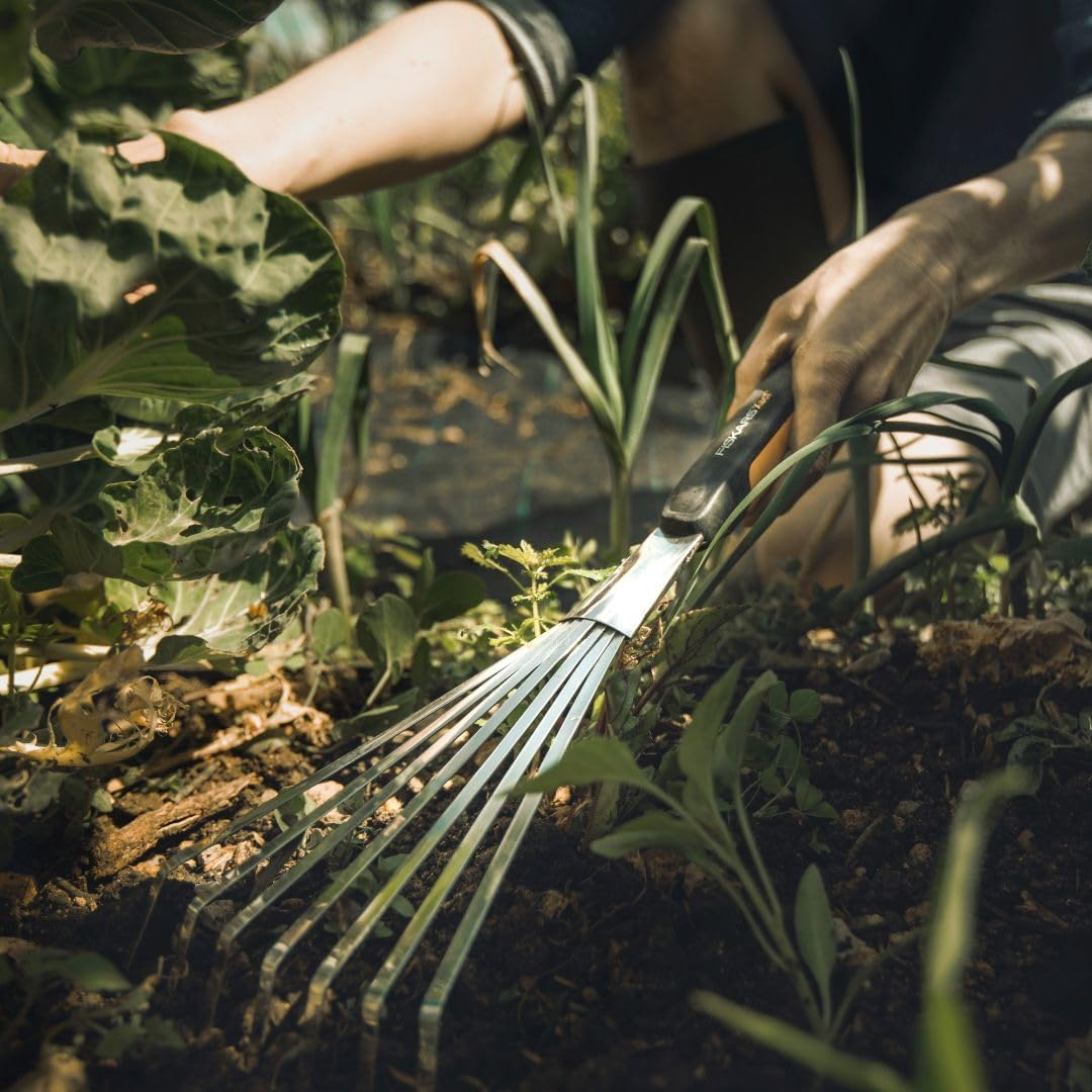 Fiskars Xact Hand Rake, Heavy Duty Gardening Hand Tool with Ergonomic Handle and Hanging Hole for Storage, Stainless Steel Head and Tines, Perfect for Maintaining a Raised Garden Bed image number 3