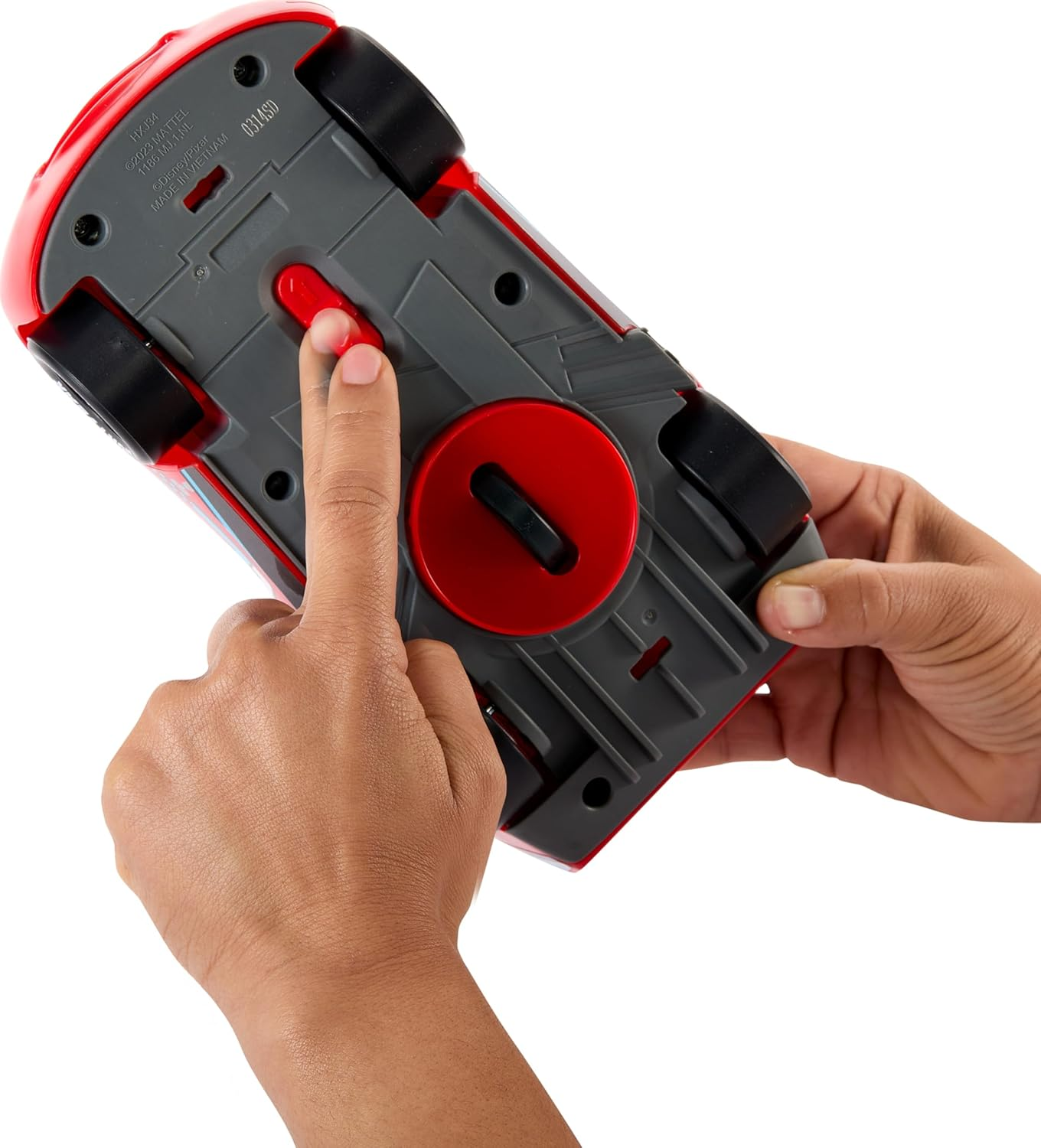 Mattel Disney Pixar Cars Lightning Mcqueen Toy Vehicle & Accessories, Global Racers Cup Drift & Race Car with 2 Modes of Play