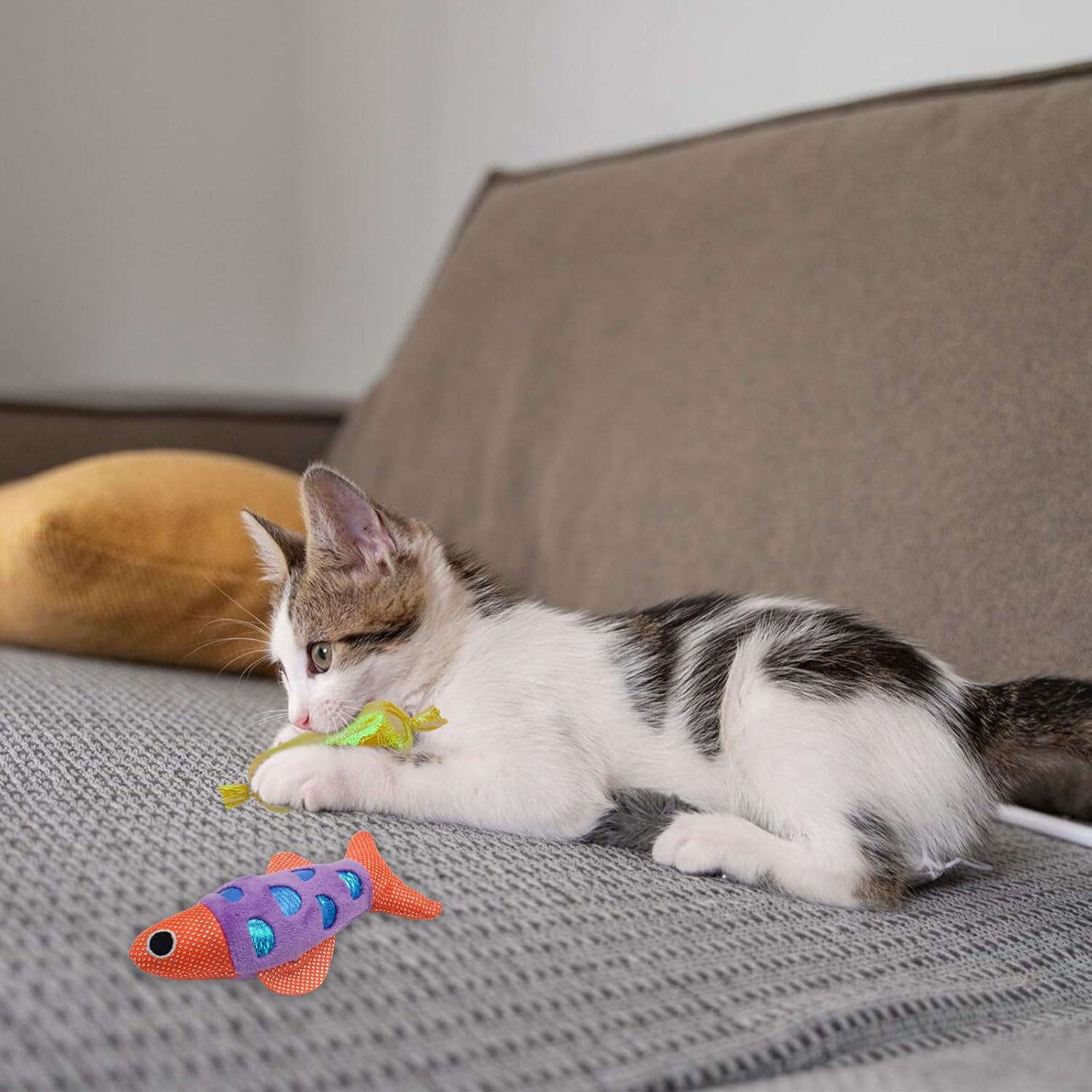 Andiker 4 Pieces Christmas Catnip Toy, Kitten Chewing Toy, Indoor Interactive Teething Toy, Santa Christmas Tree, Snowman, Gingerbread Man Catnip Toy (1Fish) image number 5