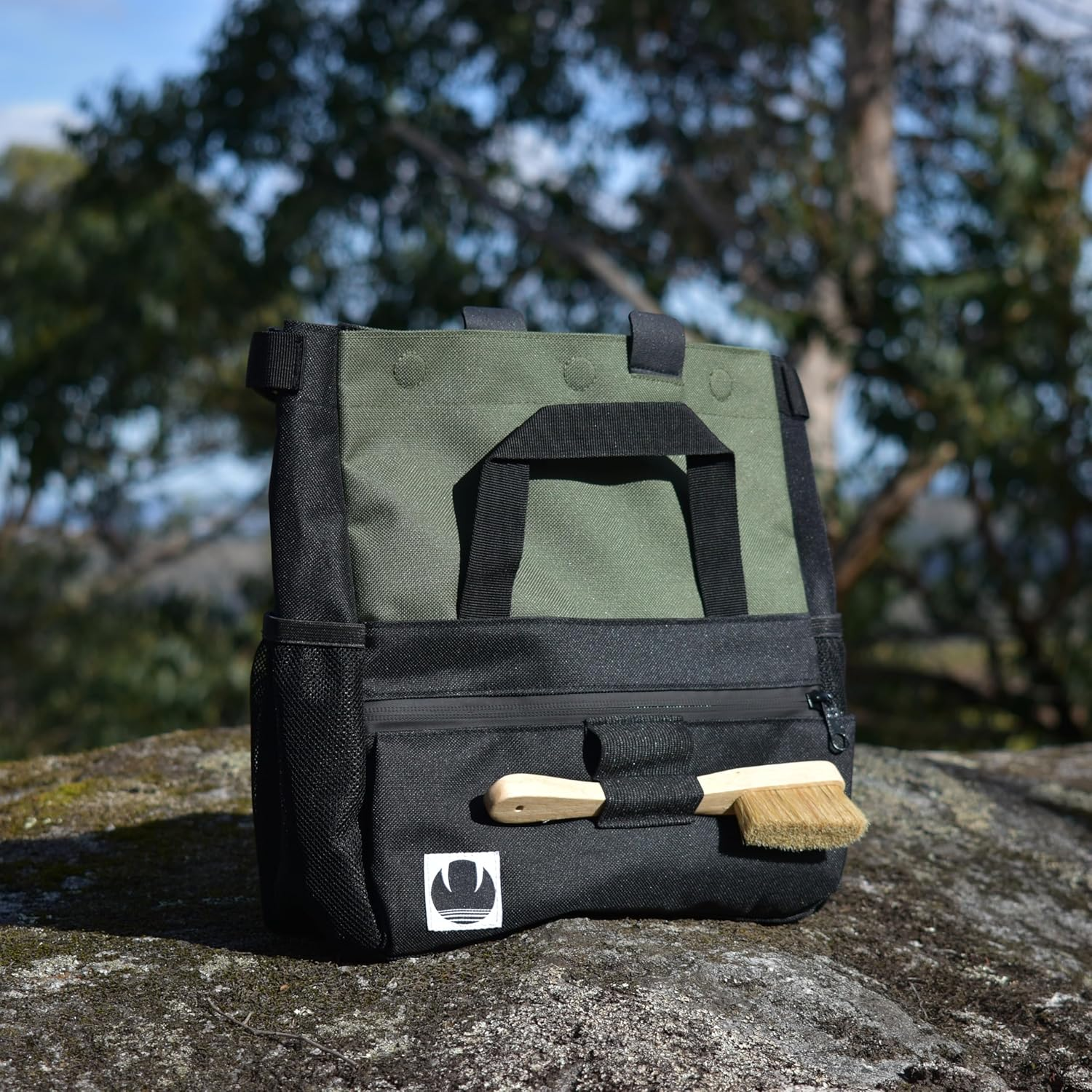 Saber Chalk Pot | Multiple Colours | Bouldering Bucket | Magnetic Closure | Zippered Storage Pockets | Brush Holder Loops | Rock Climbing, Weightlifting, Gym, Crossfit, Gymnastics