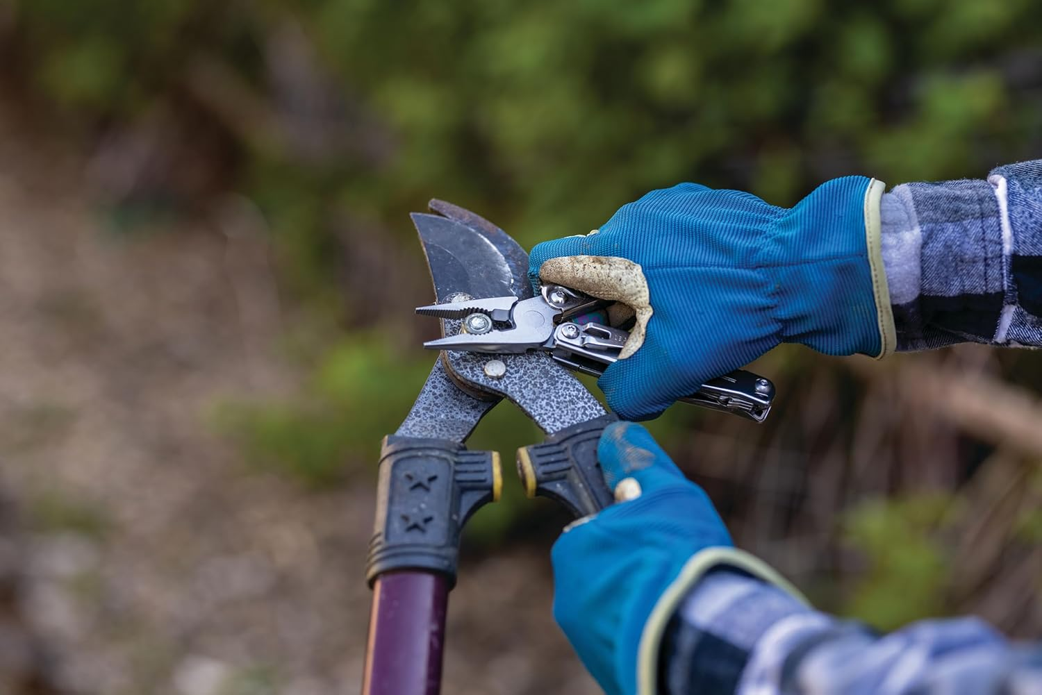 Leatherman Bolster Multitool 13-In-1, Spring-Action Pliers, 420HC Knife, Screwdrivers, File, Bottle Opener - 3.8" Closed, 6Oz - Stainless Steel - Compact Tool for Camping, DIY, EDC, Outdoor image number 2