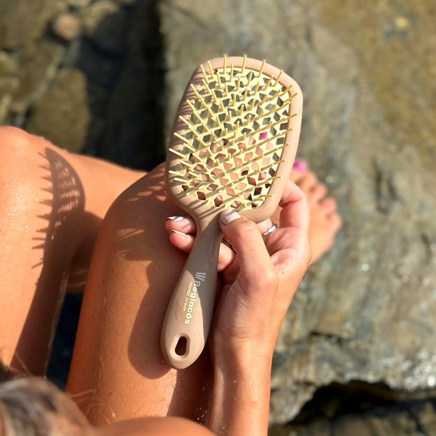 Reginc&oacute;s - Toffee Brush - Flexible - Anti-Tangling - Detangles - Dry and Wet Hair - Soft Touch - Brown Beige image number 1